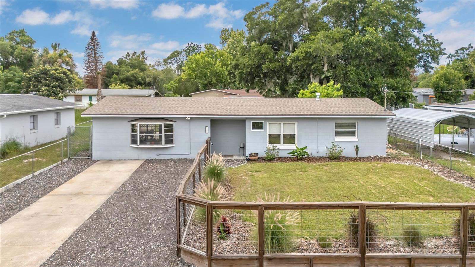 Single Family Residence in MOUNT DORA, FL - Daniel Dourado
