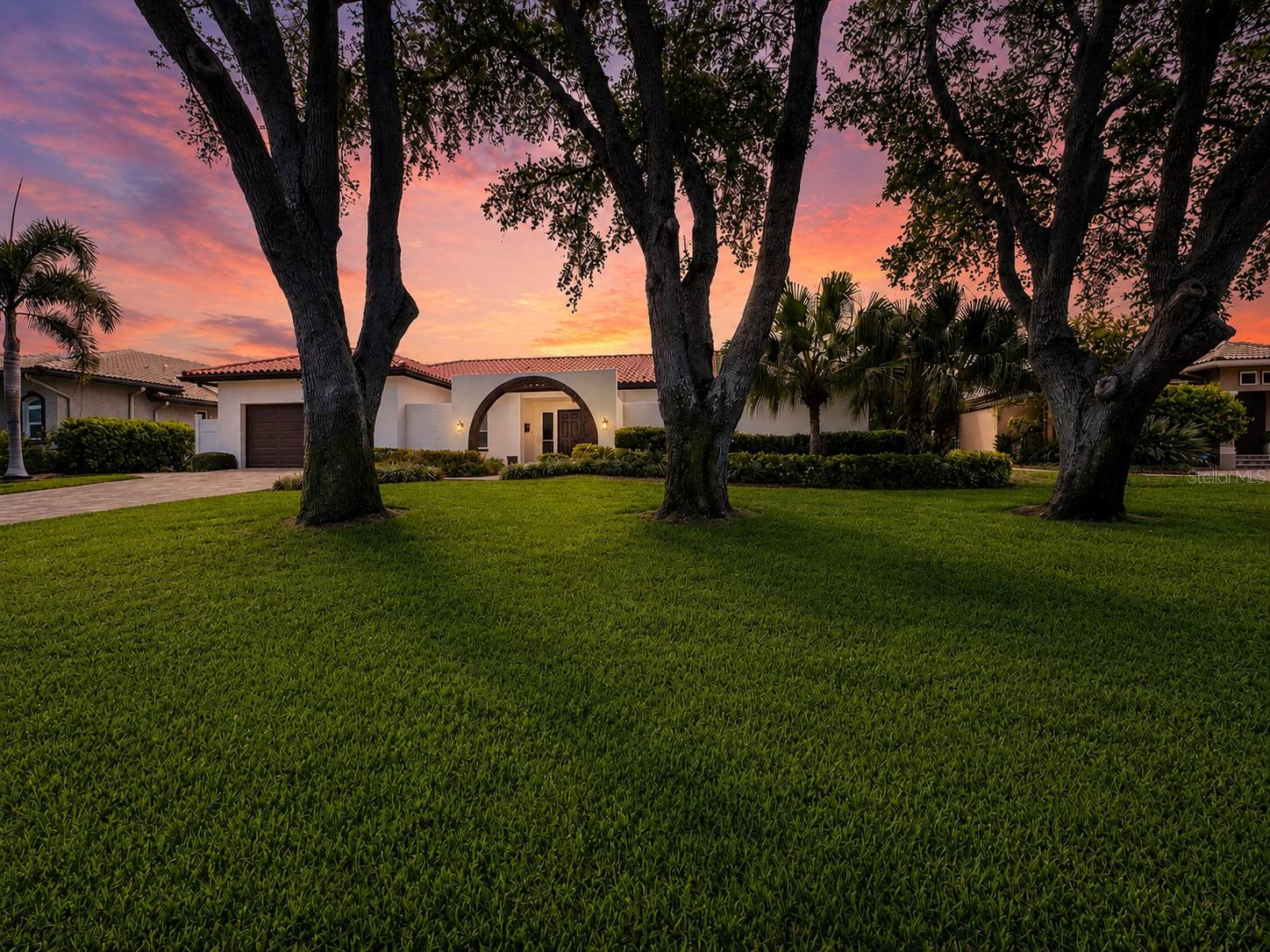 Single Family Residence in ST PETERSBURG, FL - Daniel Dourado