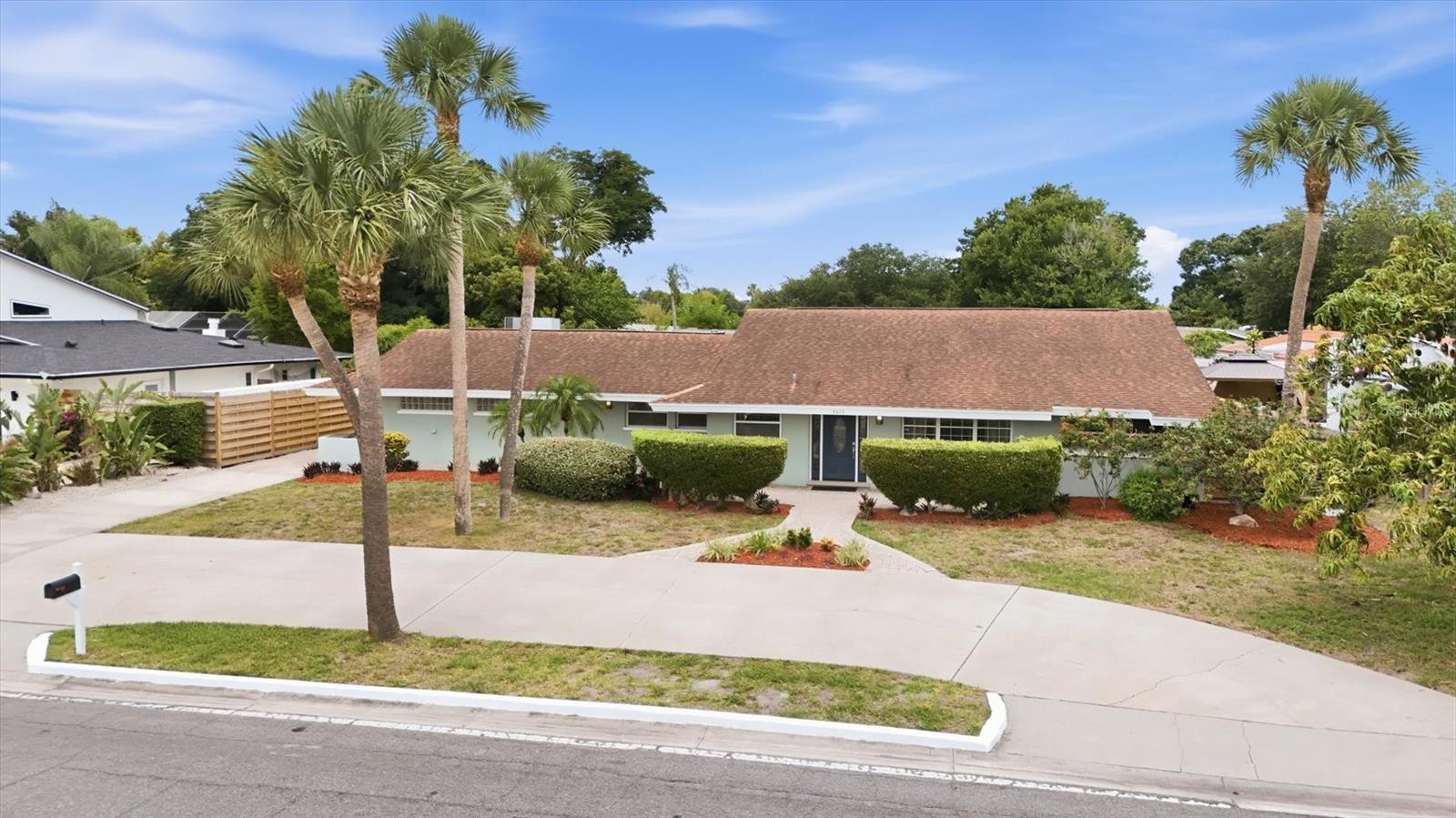 Single Family Residence in SARASOTA, FL - Daniel Dourado