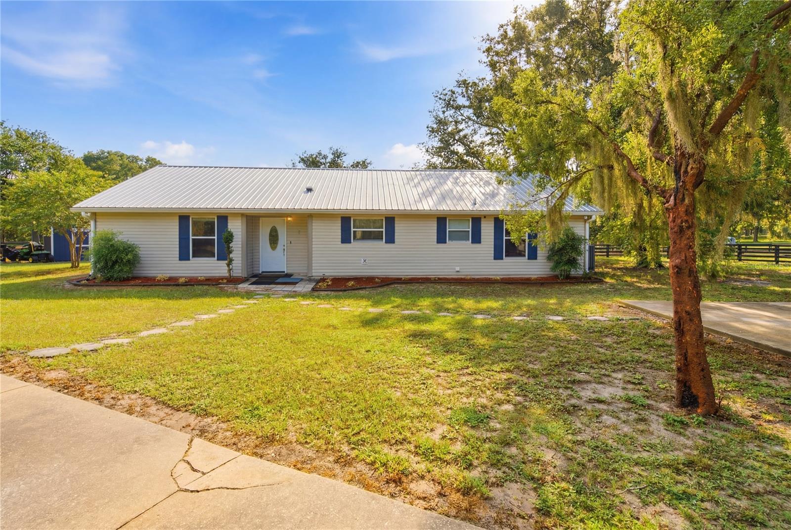 Single Family Residence in WEIRSDALE, FL - Daniel Dourado