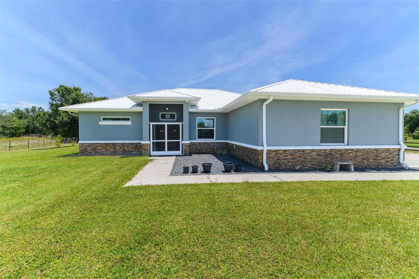Single Family Residence in PUNTA GORDA, FL - Daniel Dourado