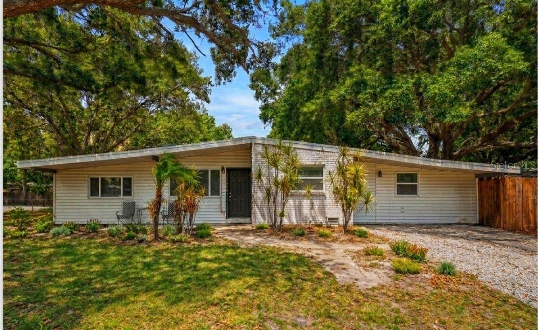Single Family Residence in TAMPA, FL - Daniel Dourado