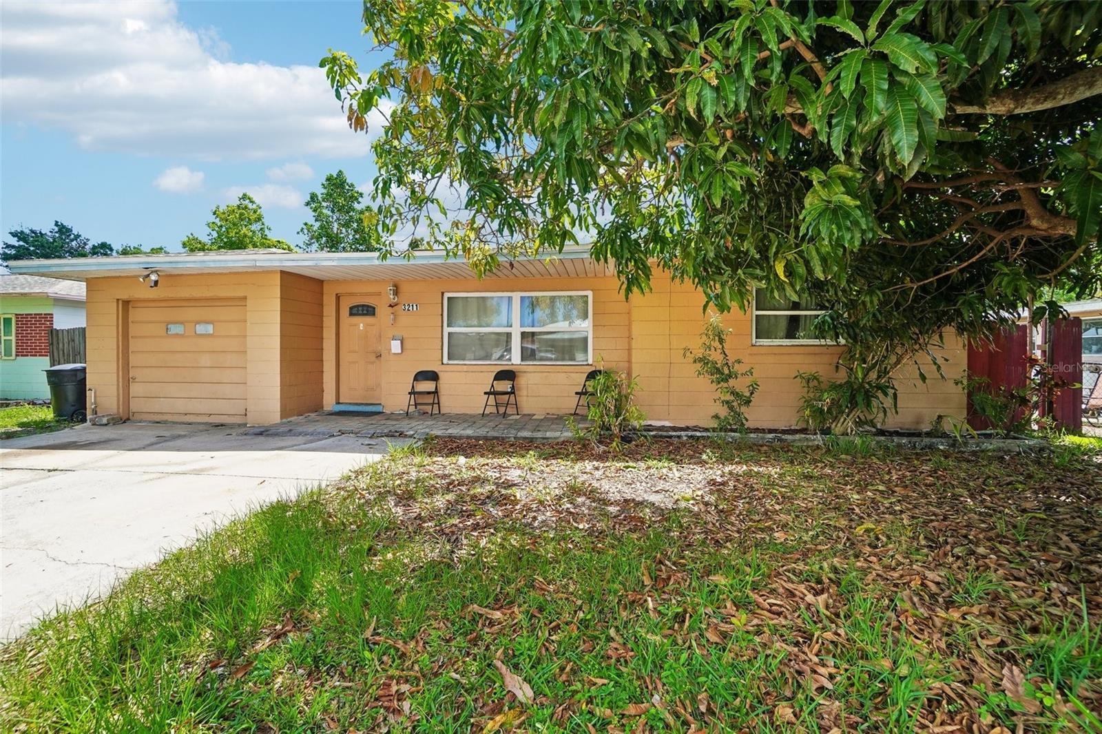Single Family Residence in ST PETERSBURG, FL - Daniel Dourado