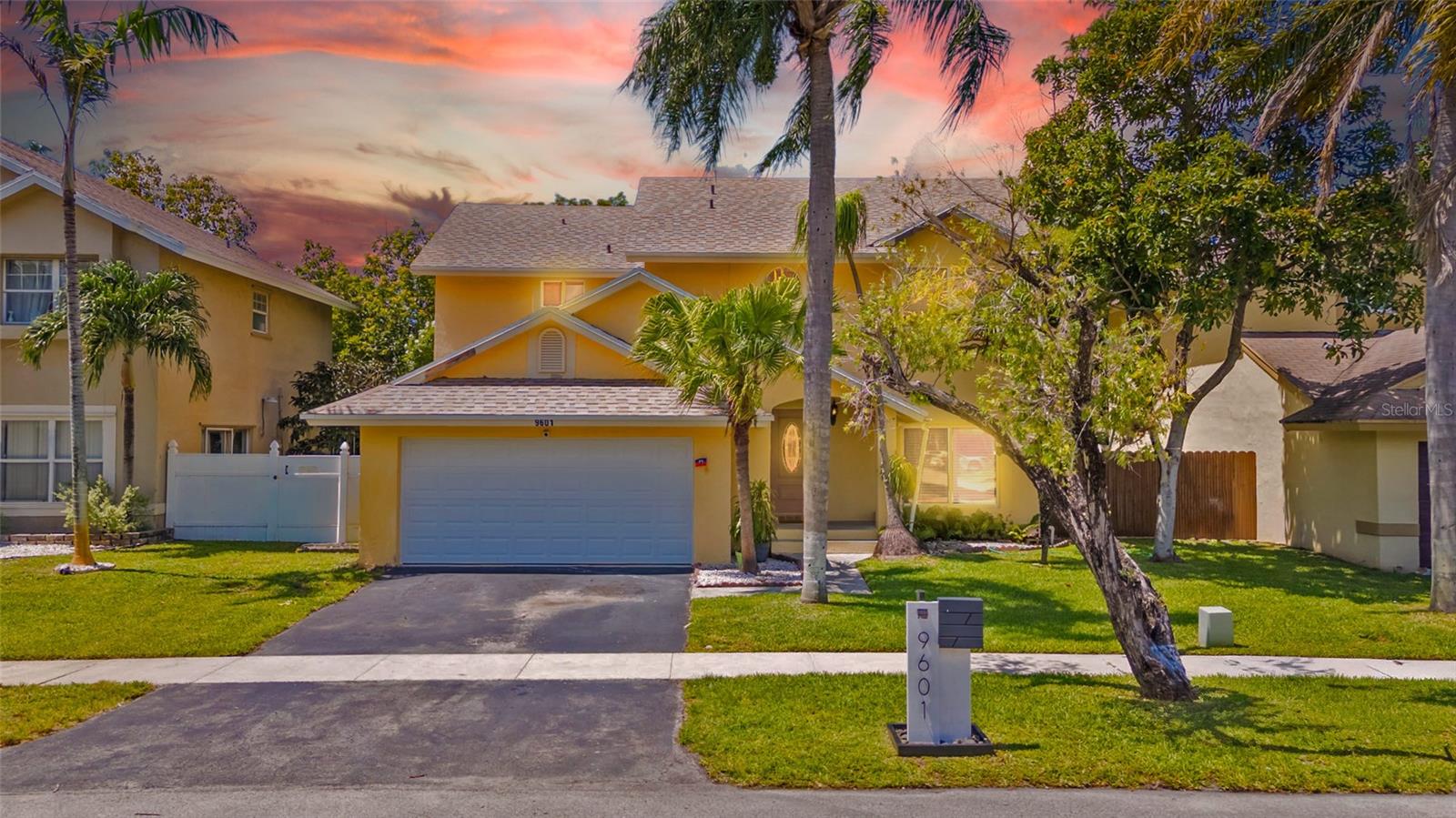 Single Family Residence in PEMBROKE PINES, FL - Daniel Dourado