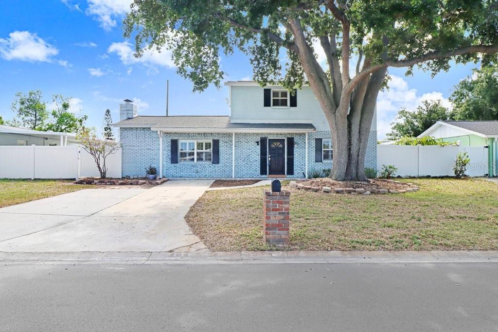 Single Family Residence in TAMPA, FL - Daniel Dourado