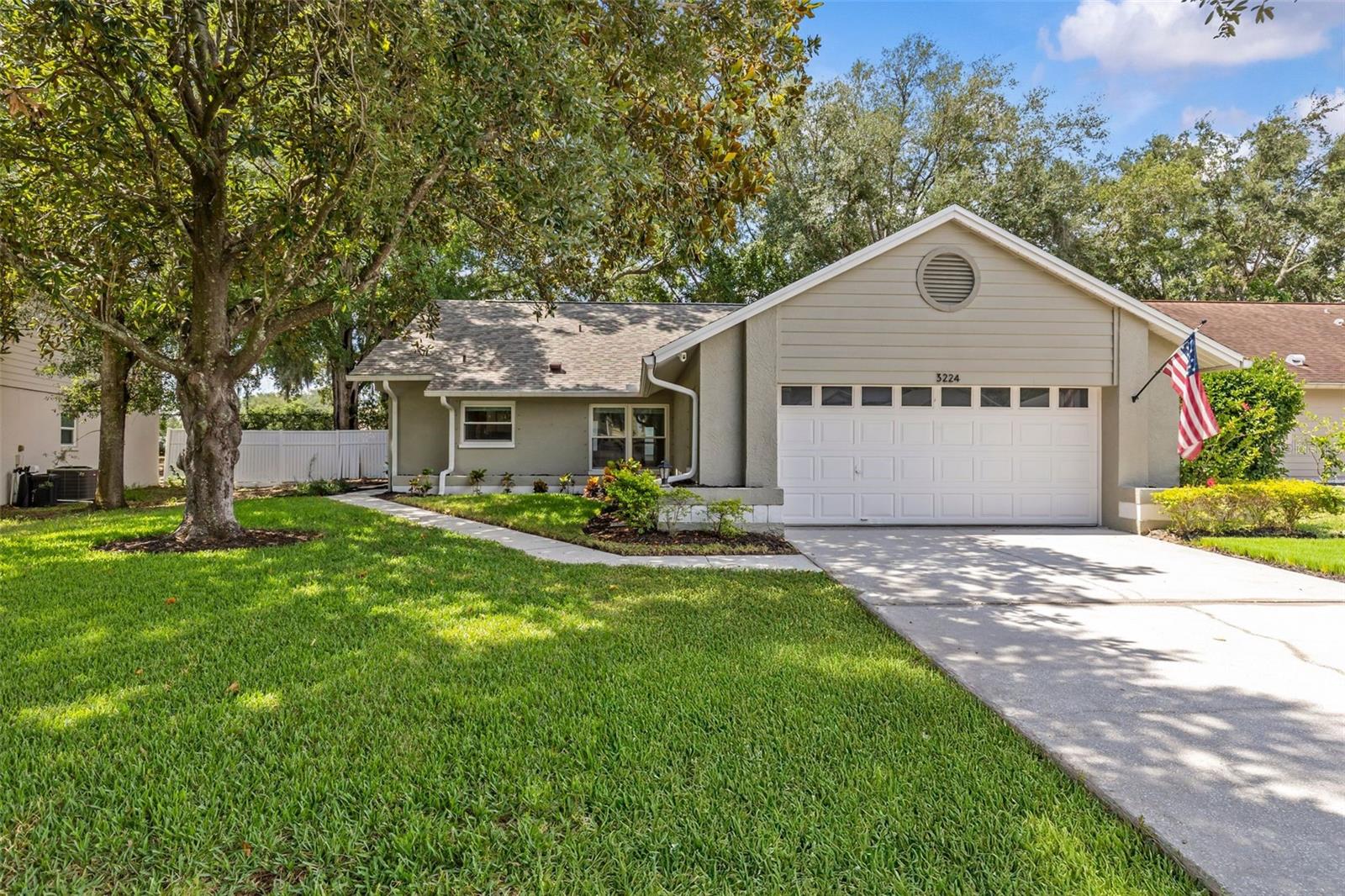 Single Family Residence in PALM HARBOR, FL - Daniel Dourado