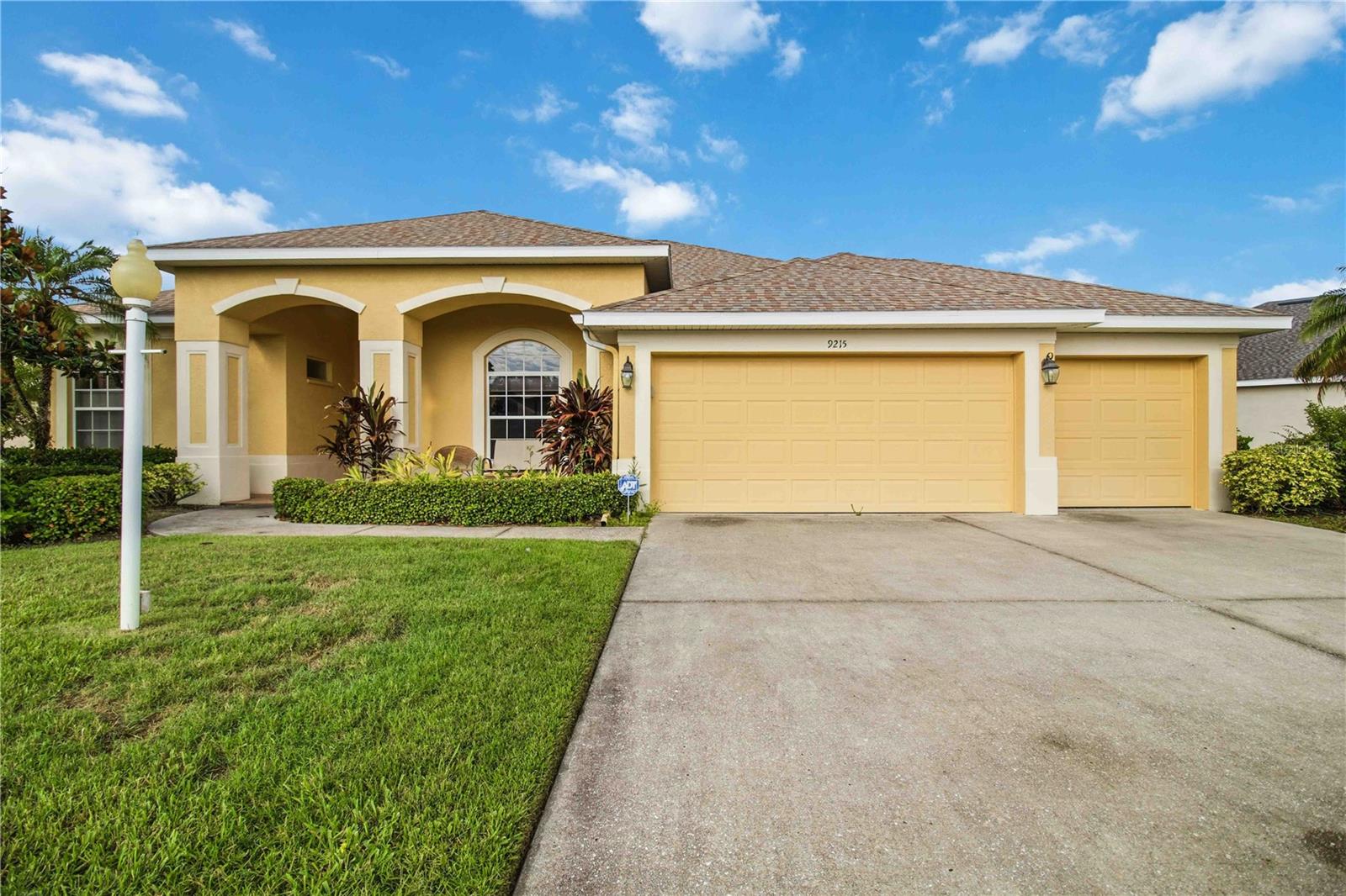 Single Family Residence in PARRISH, FL - Daniel Dourado