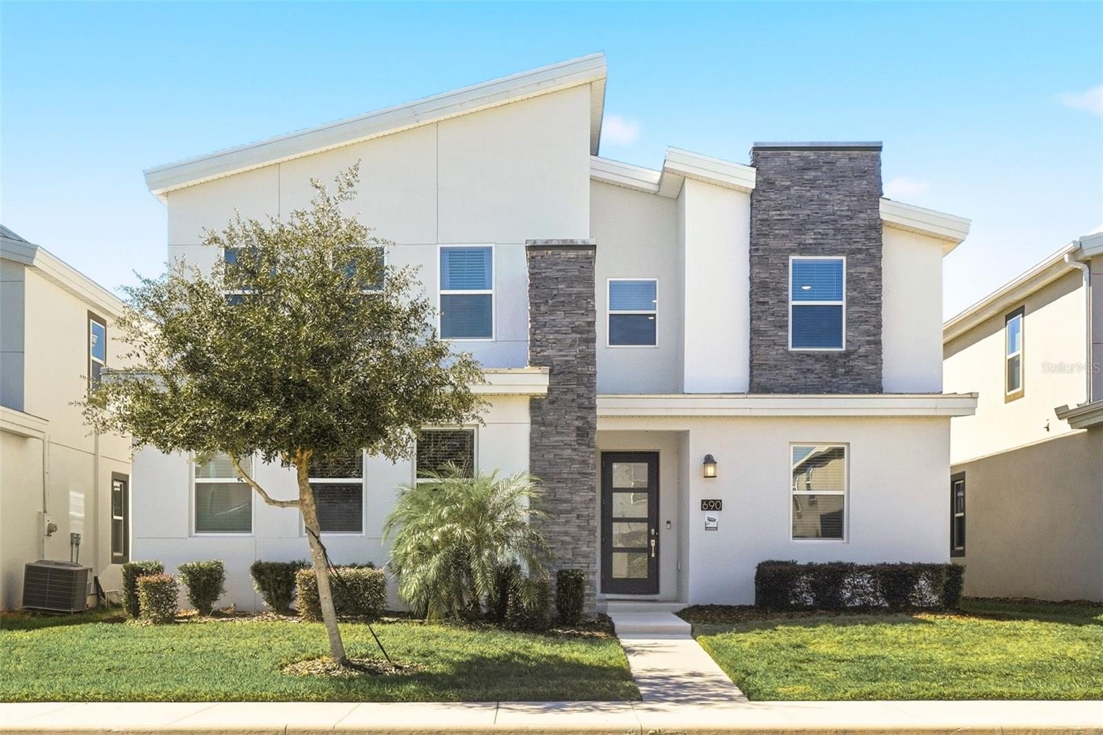 Single Family Residence in DAVENPORT, FL - Daniel Dourado