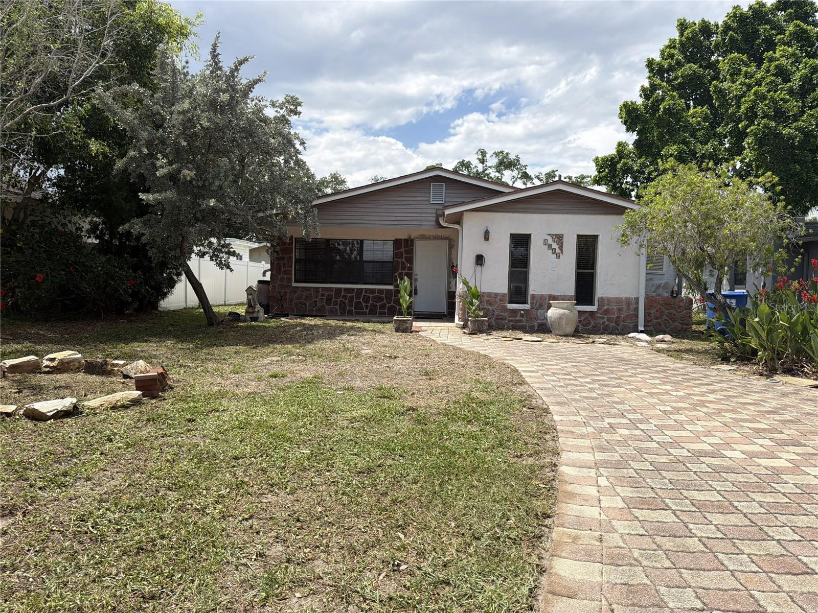 Single Family Residence in ST PETERSBURG, FL - Daniel Dourado