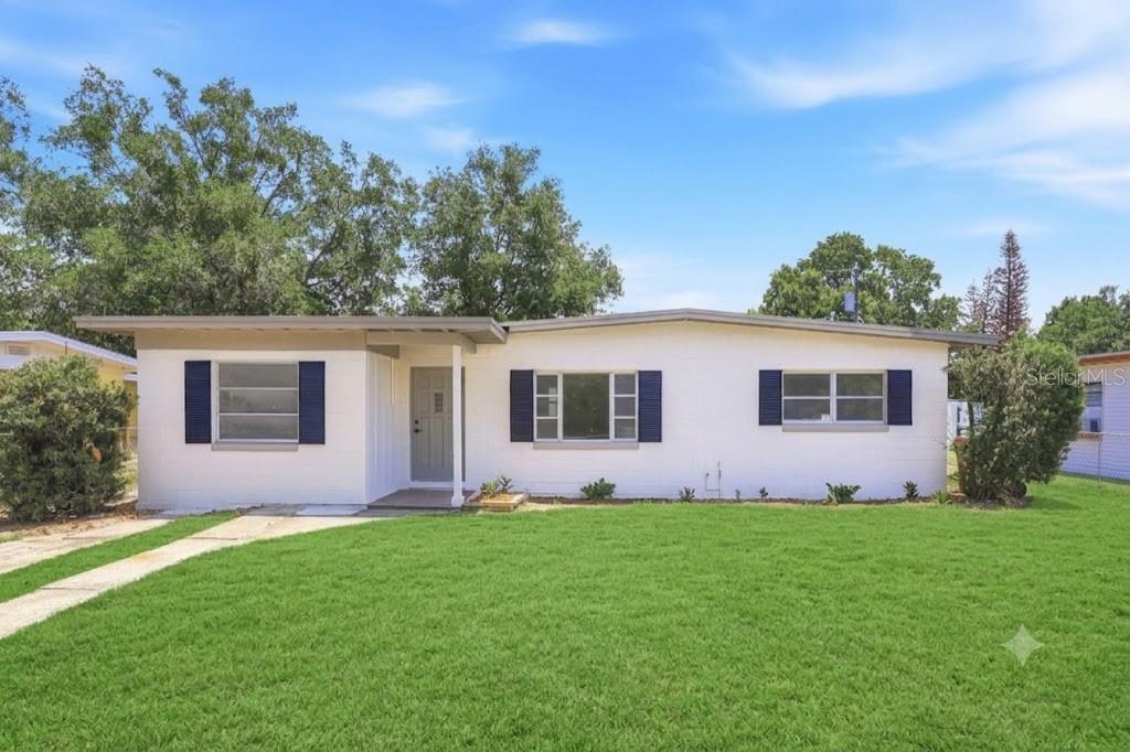 Single Family Residence in MOUNT DORA, FL - Daniel Dourado