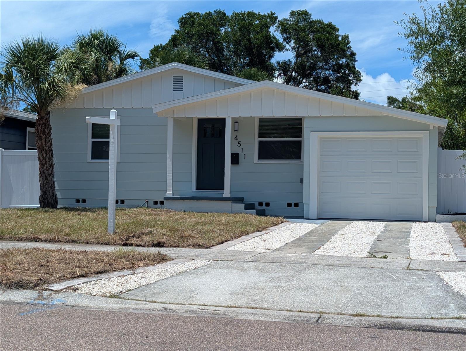 Single Family Residence in ST PETERSBURG, FL - Daniel Dourado