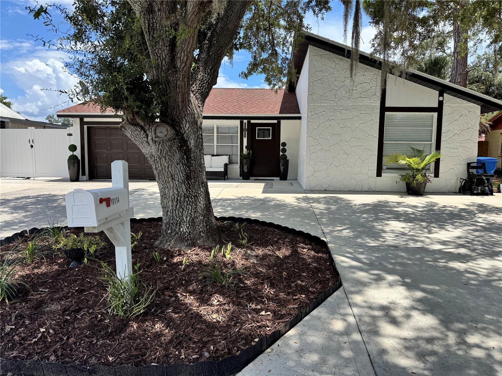 Single Family Residence in TAMPA, FL - Daniel Dourado