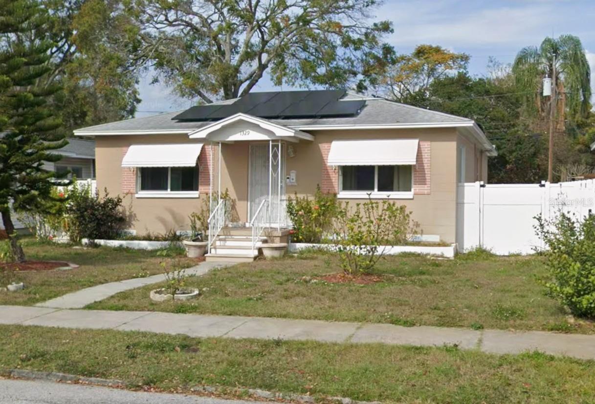 Single Family Residence in ST PETERSBURG, FL - Daniel Dourado