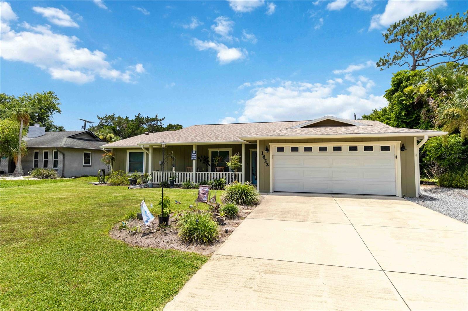 Single Family Residence in EDGEWATER, FL - Daniel Dourado