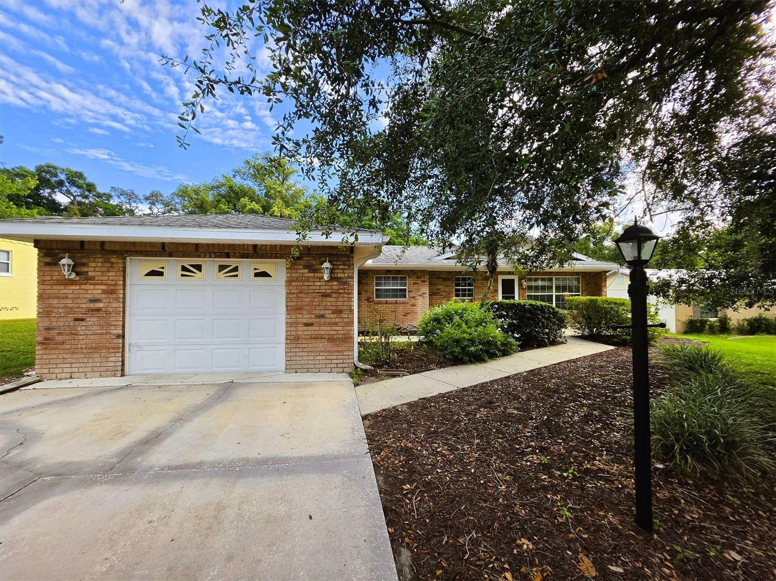 Single Family Residence in DELAND, FL - Daniel Dourado