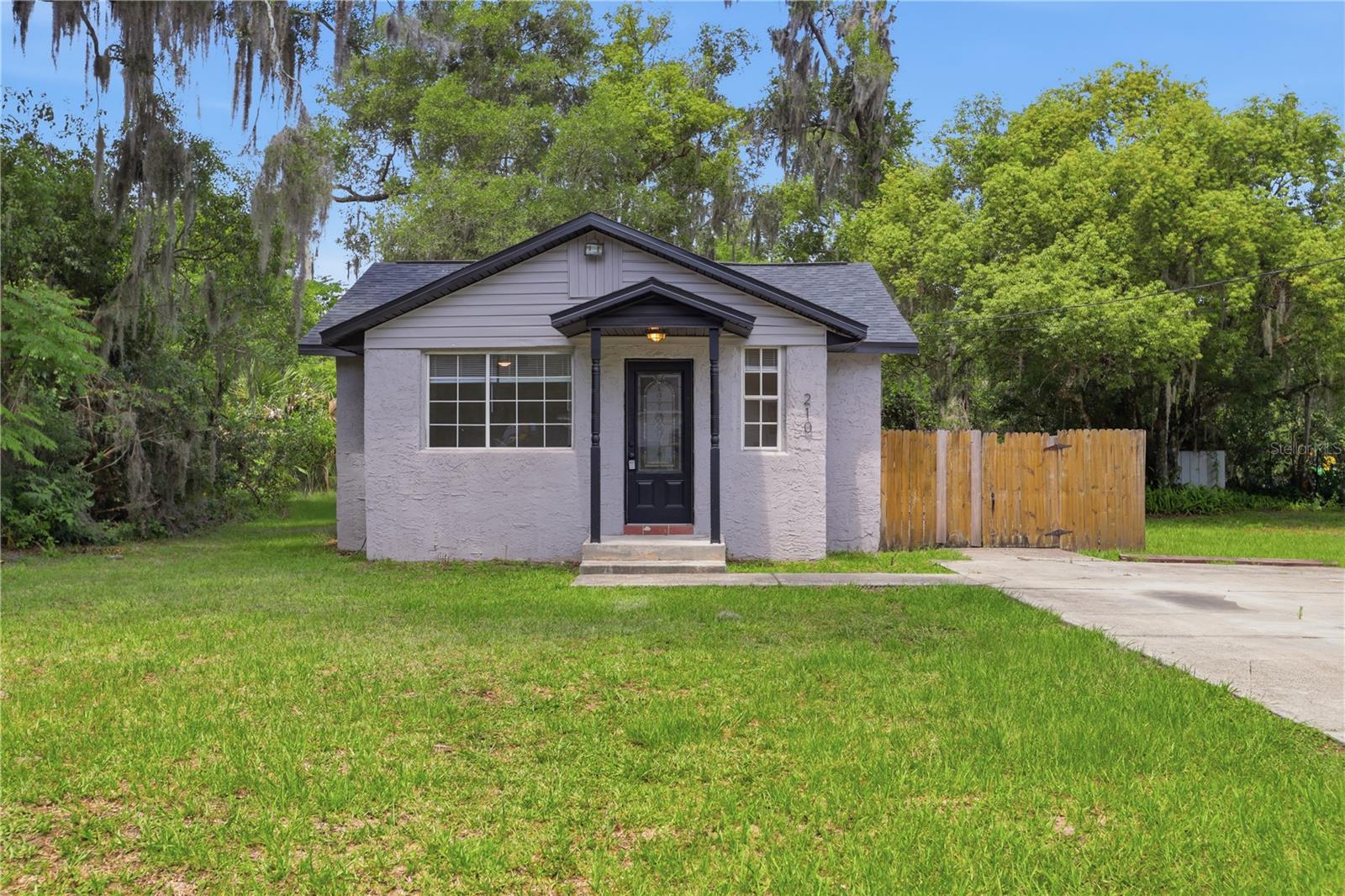 Single Family Residence in DELAND, FL - Daniel Dourado