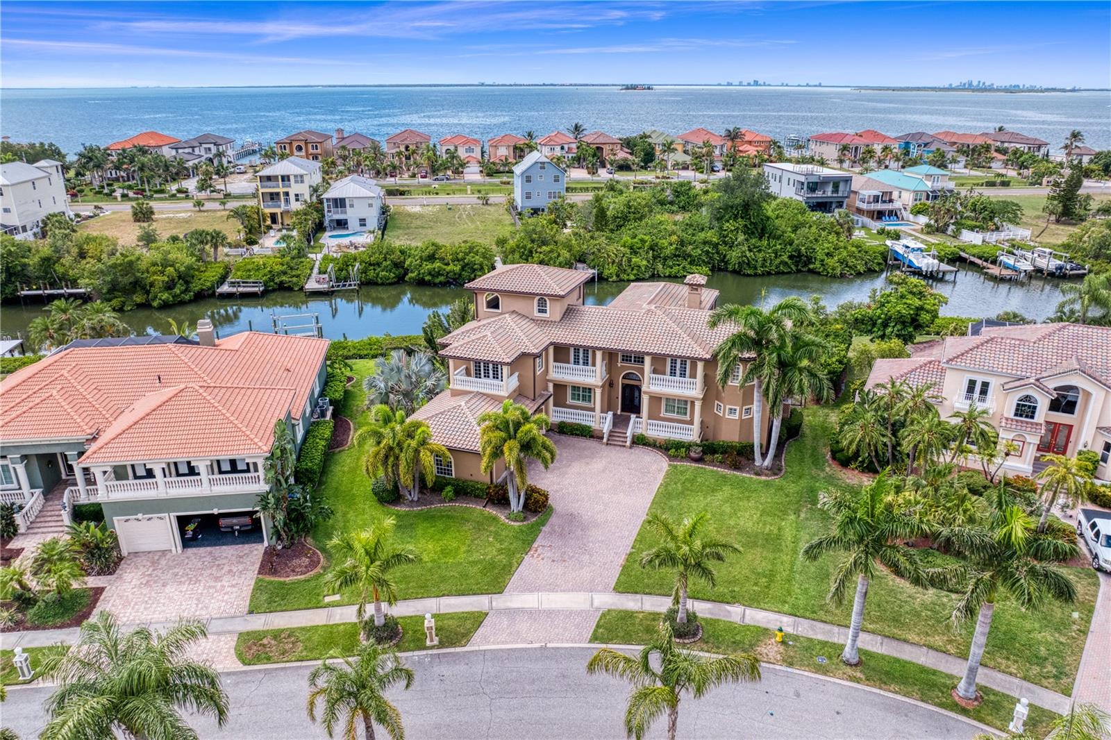 Single Family Residence in APOLLO BEACH, FL - Daniel Dourado
