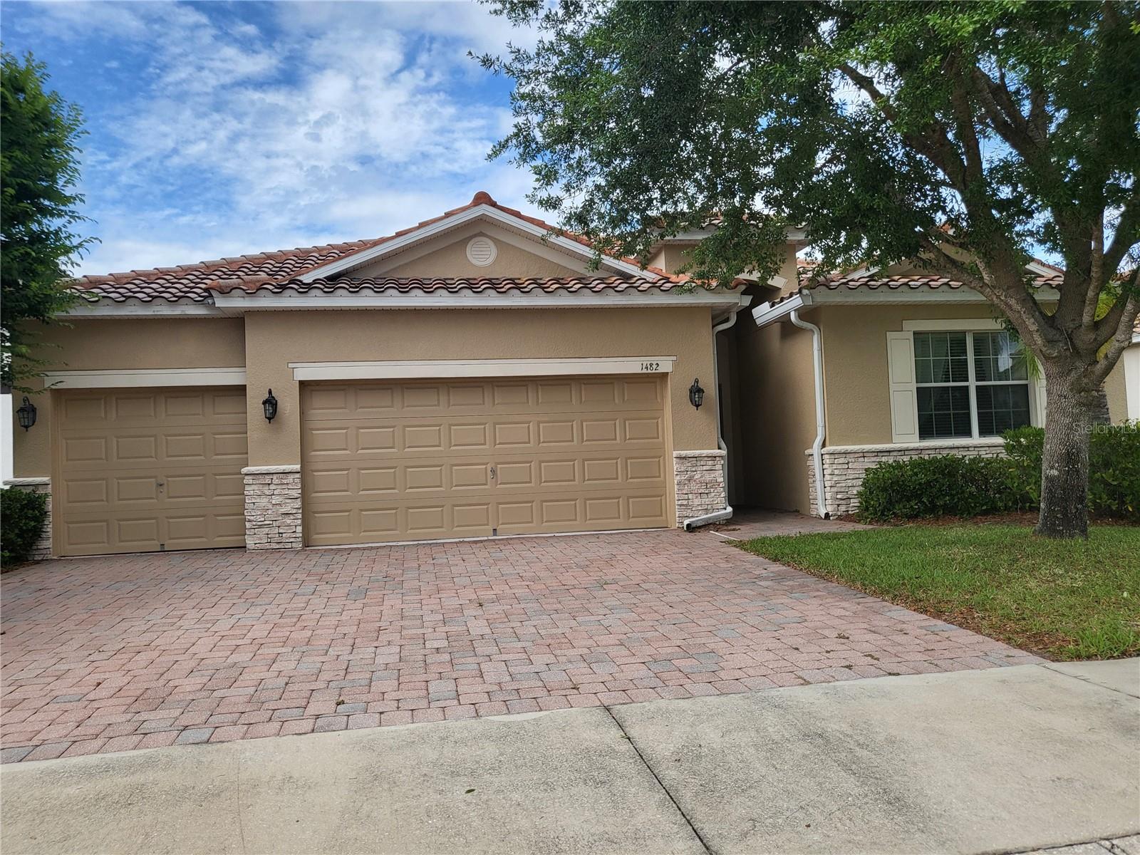 Single Family Residence in DAVENPORT, FL - Daniel Dourado