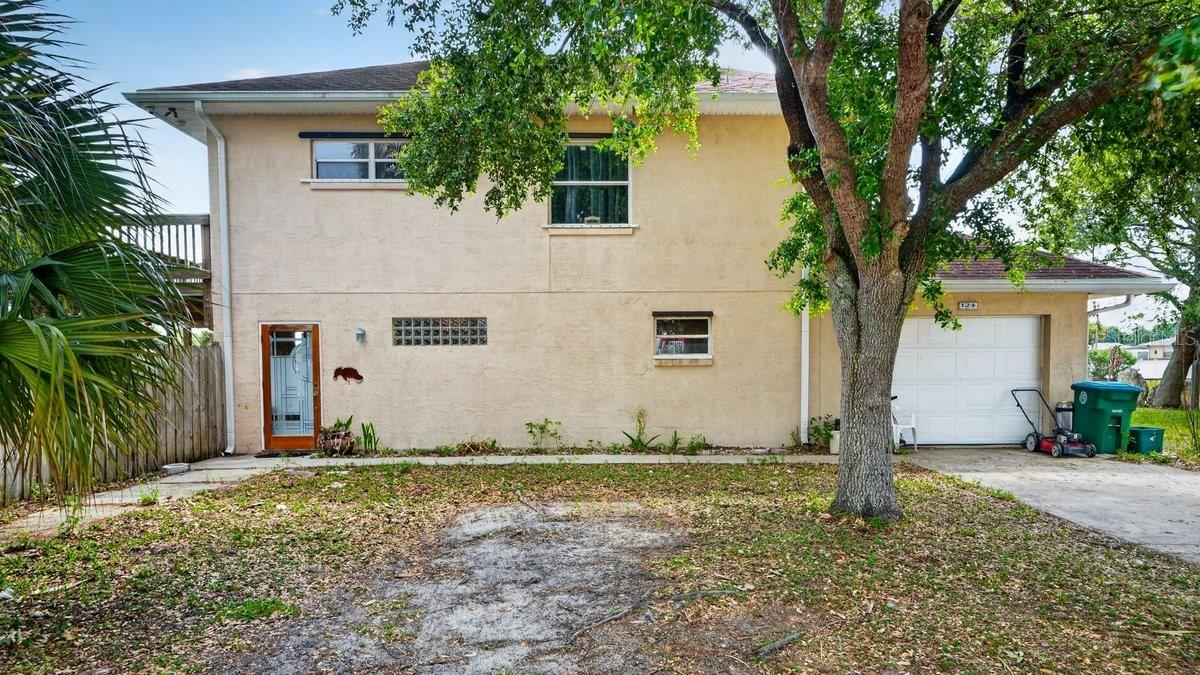 Single Family Residence in OAK HILL, FL - Daniel Dourado