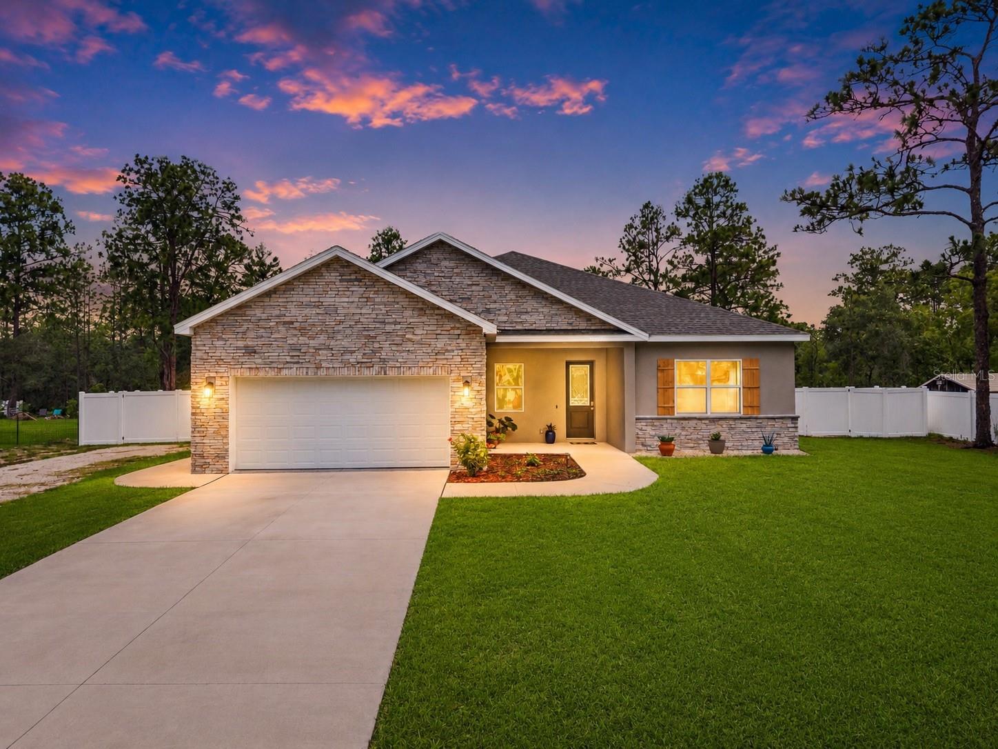Single Family Residence in WEEKI WACHEE, FL - Daniel Dourado