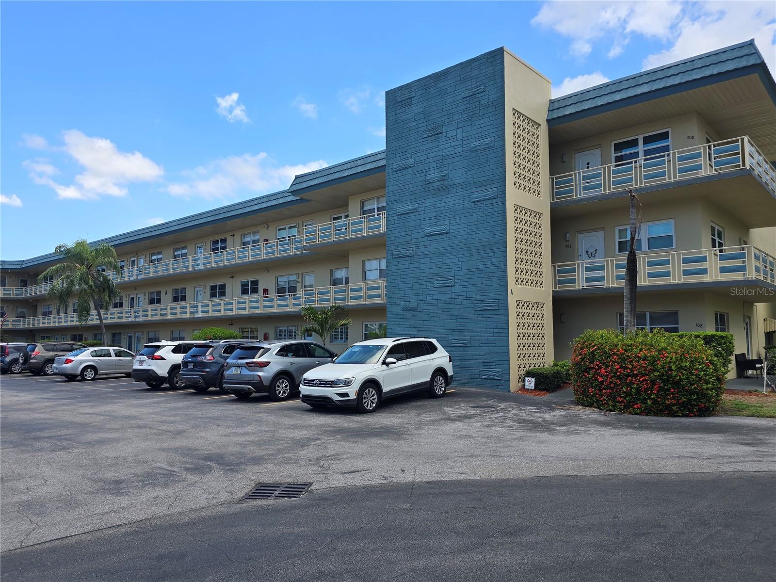Condominium in ST PETERSBURG, FL - Daniel Dourado
