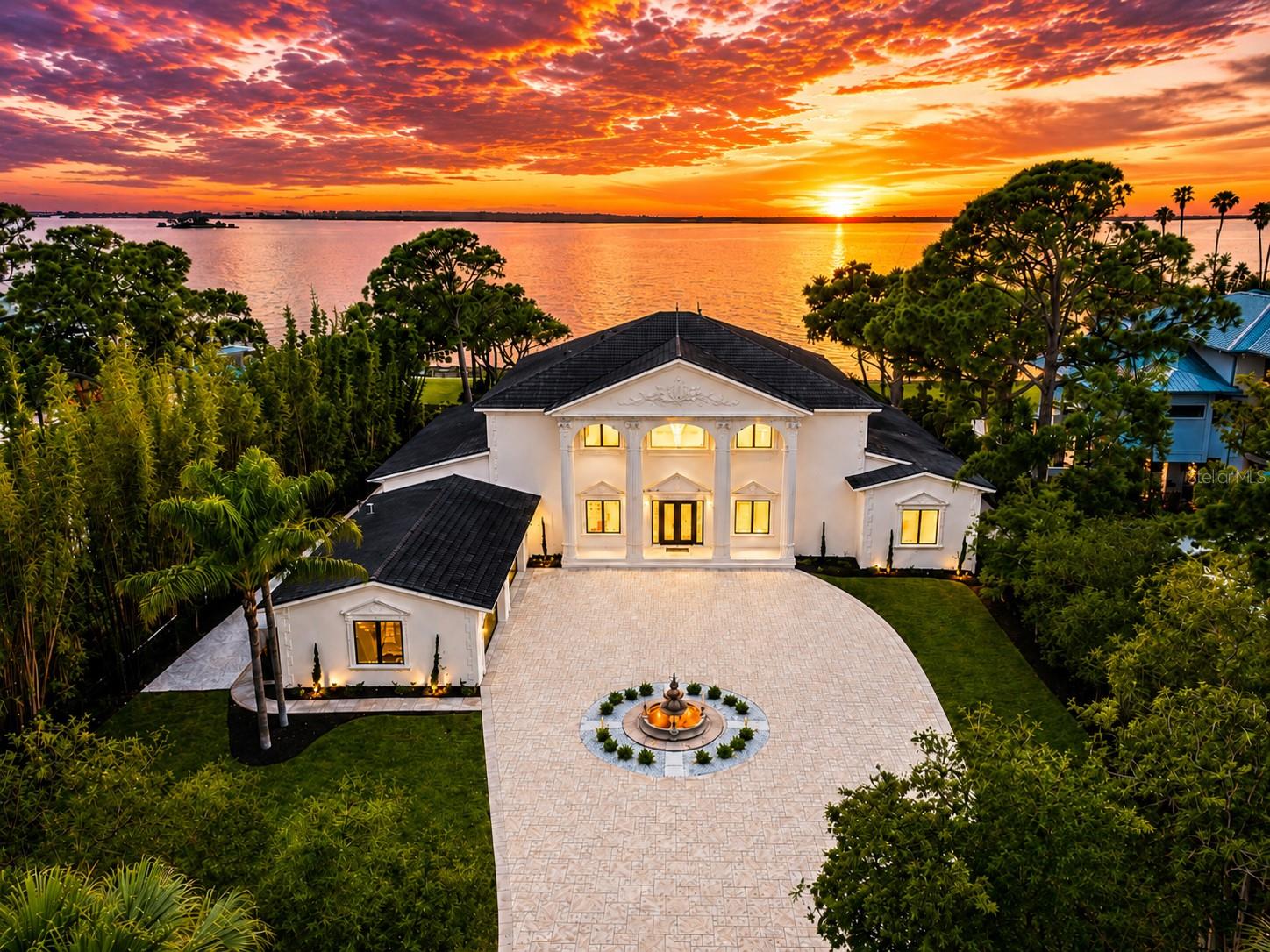 Single Family Residence in DUNEDIN, FL - Daniel Dourado