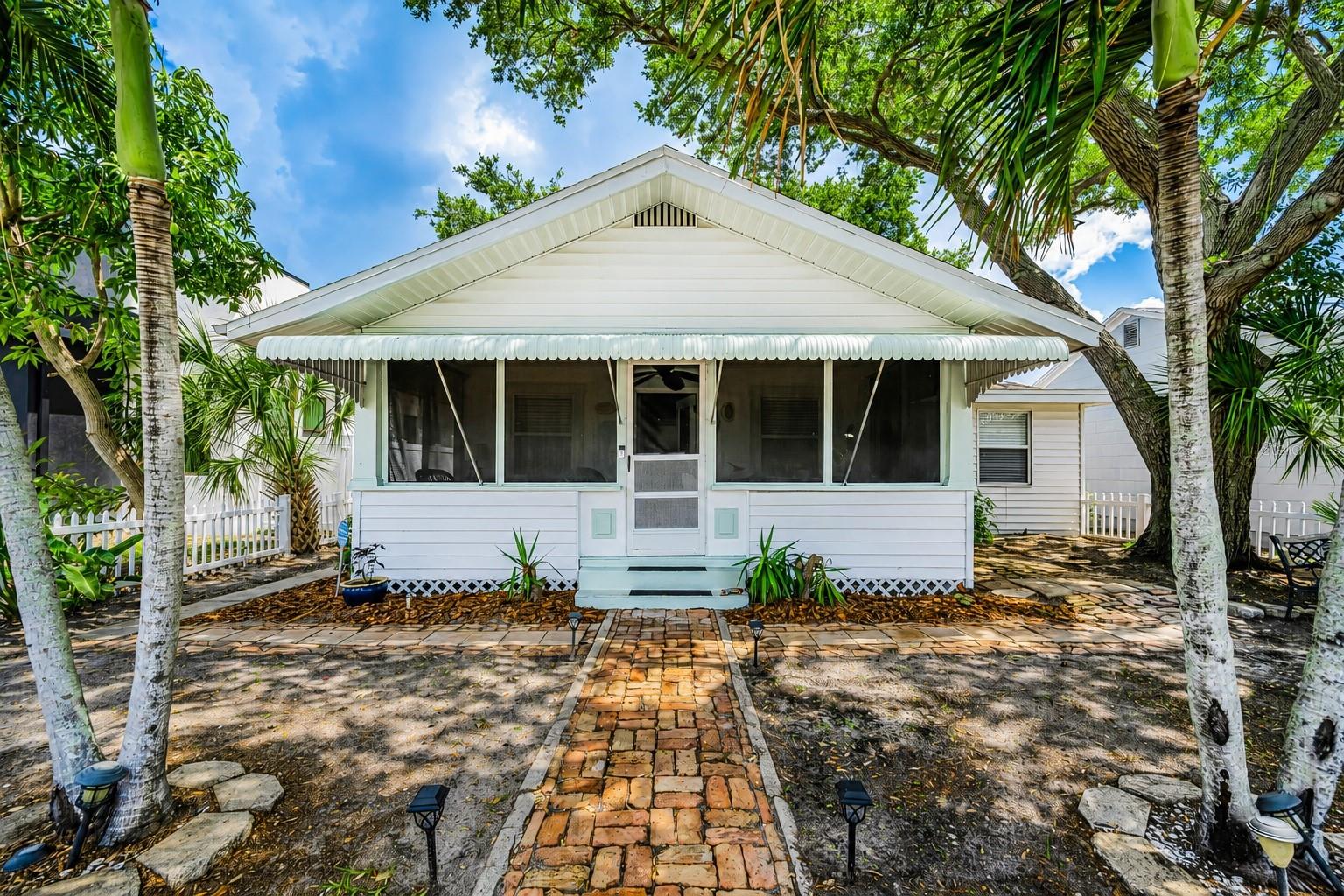 Single Family Residence in ST PETERSBURG, FL - Daniel Dourado