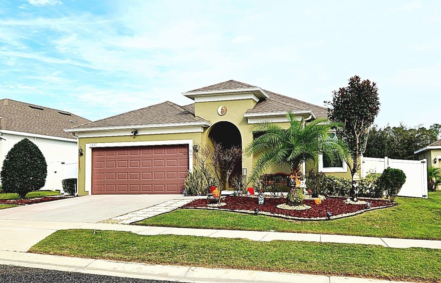 Single Family Residence in MOUNT DORA, FL - Daniel Dourado