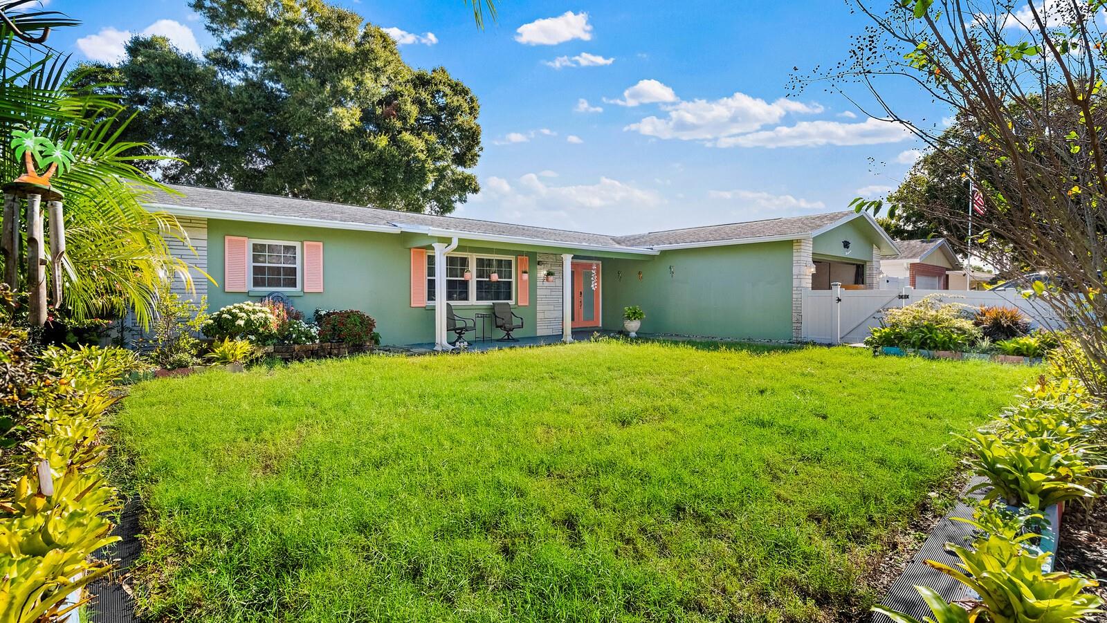 Single Family Residence in LARGO, FL - Daniel Dourado