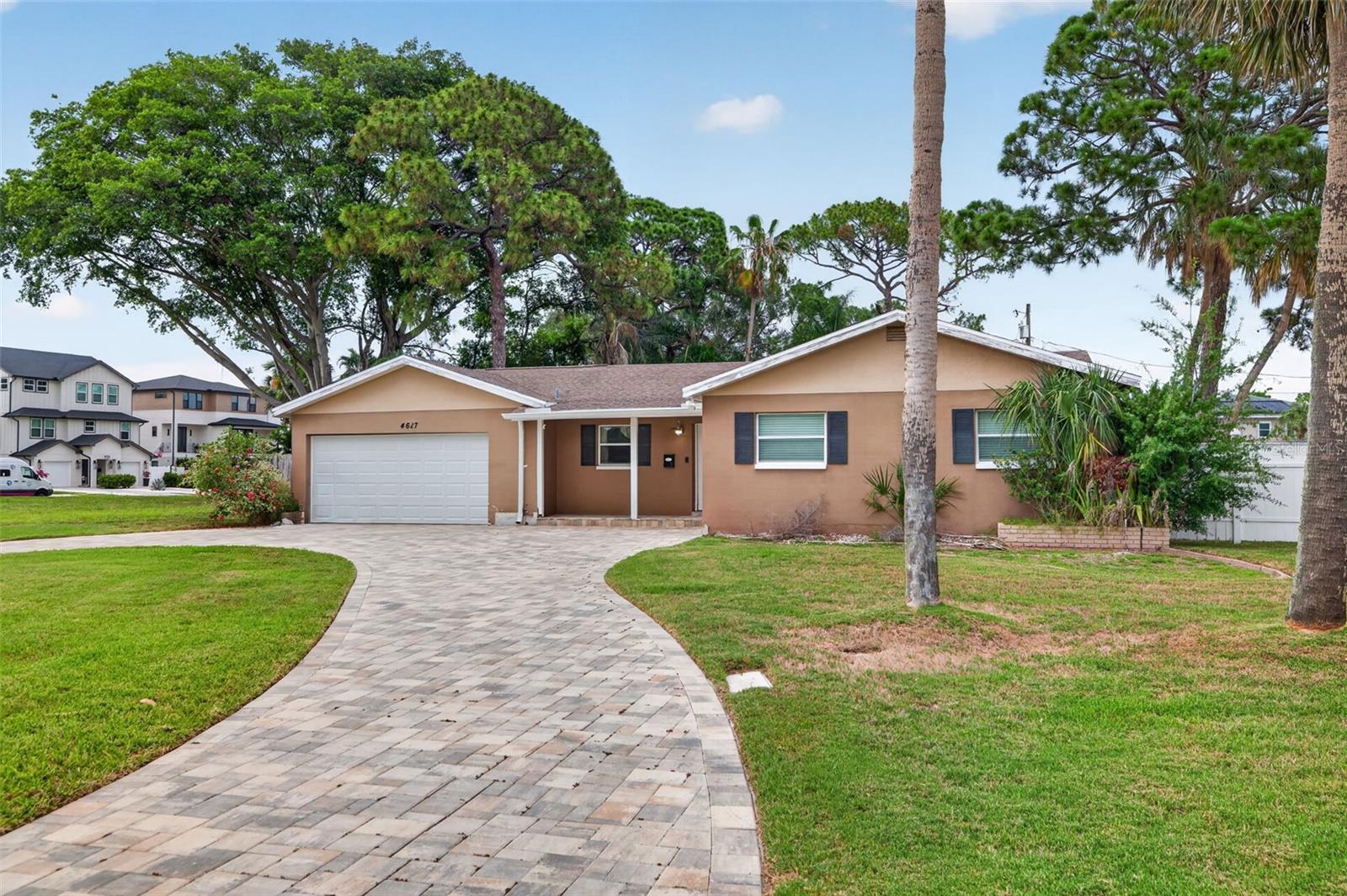 Single Family Residence in ST PETERSBURG, FL - Daniel Dourado