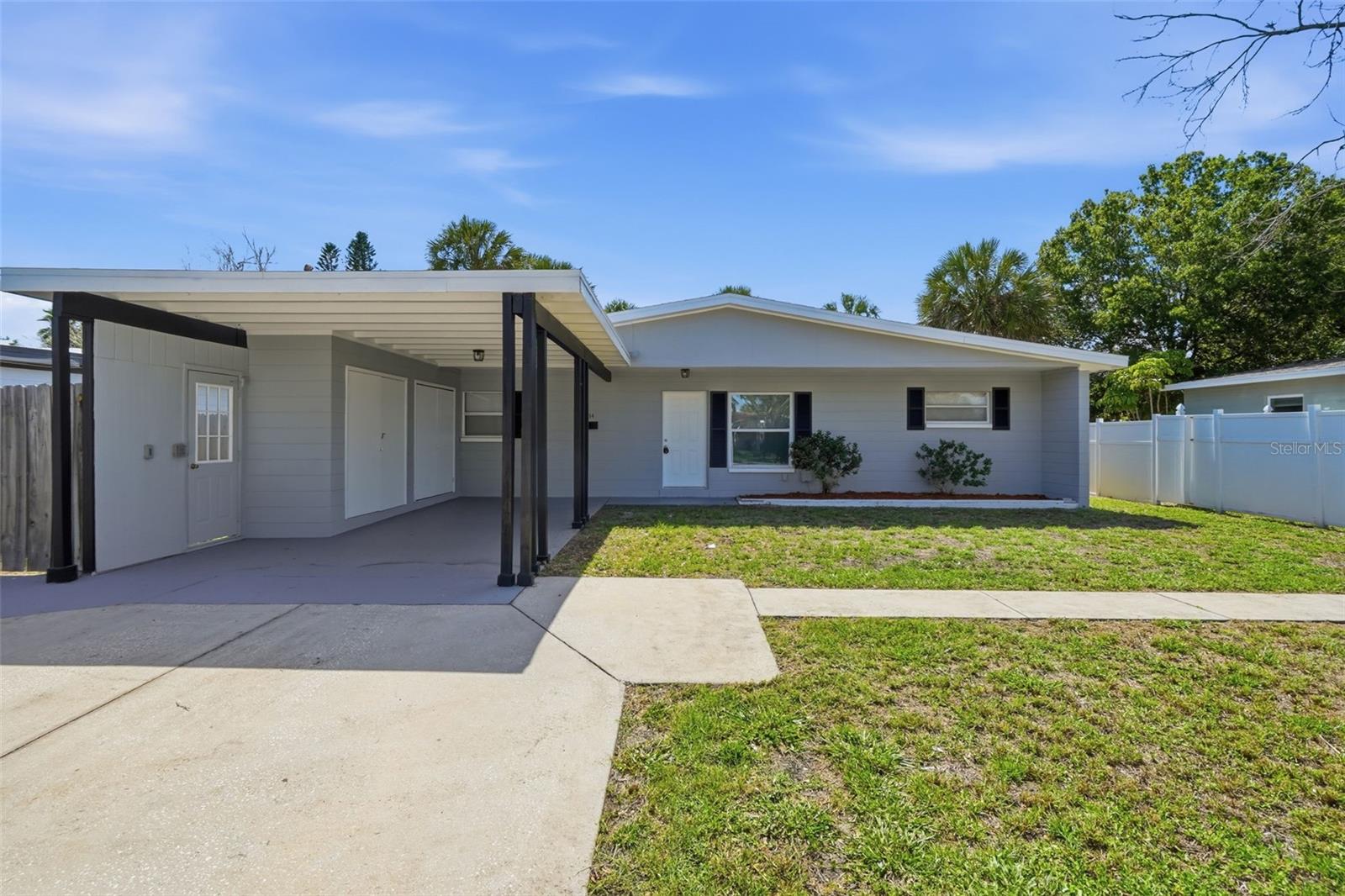 Single Family Residence in ST PETERSBURG, FL - Daniel Dourado