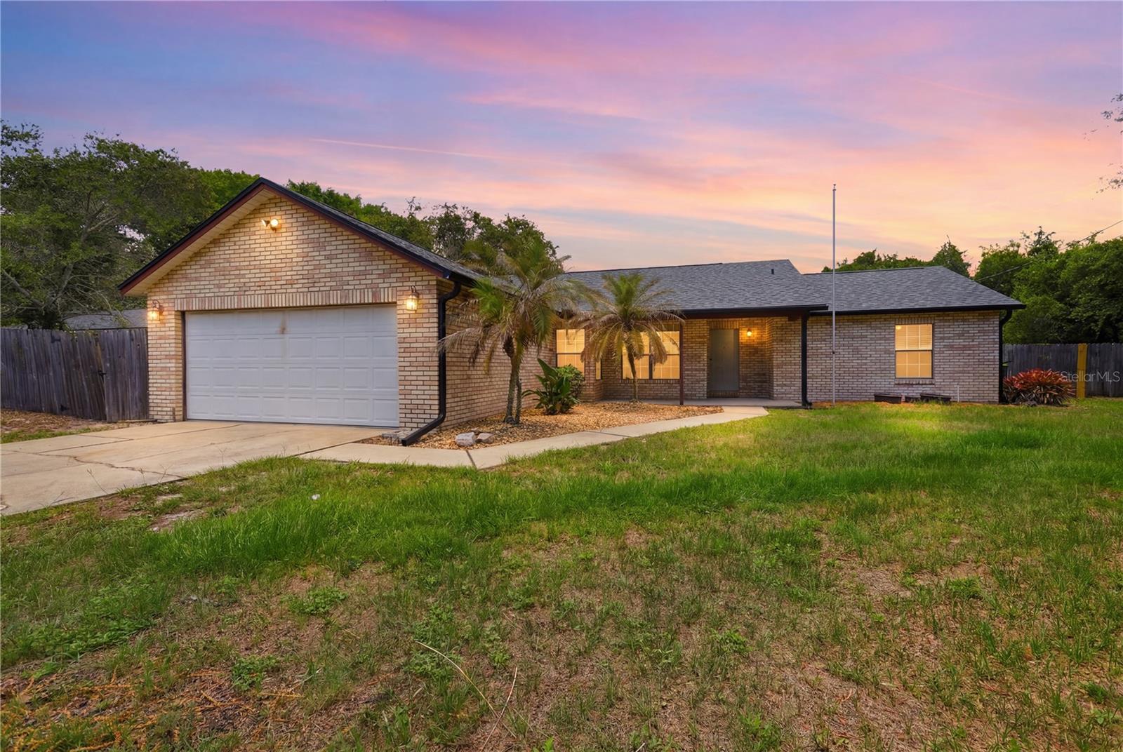Single Family Residence in DEBARY, FL - Daniel Dourado