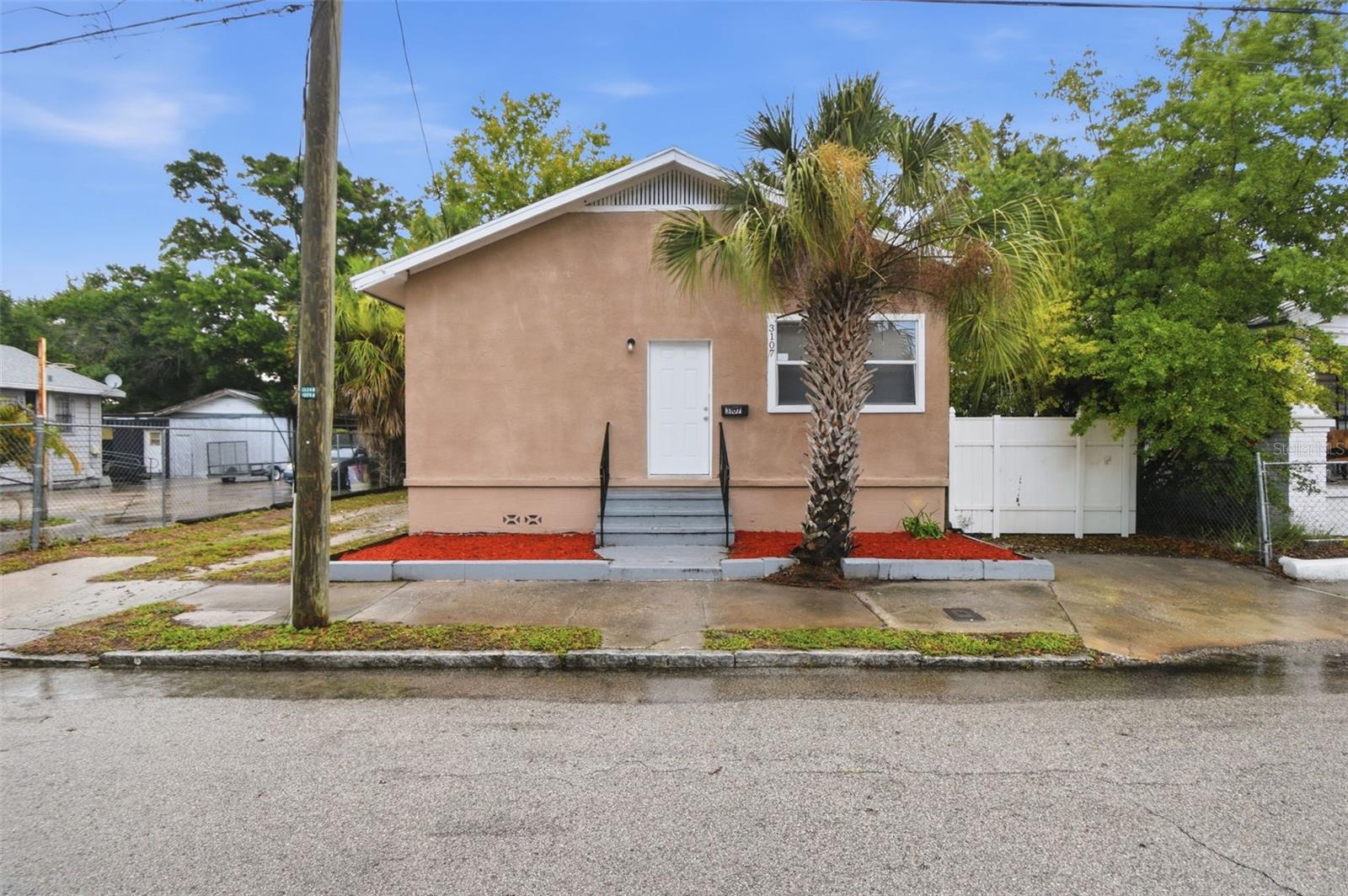 Single Family Residence in TAMPA, FL - Daniel Dourado