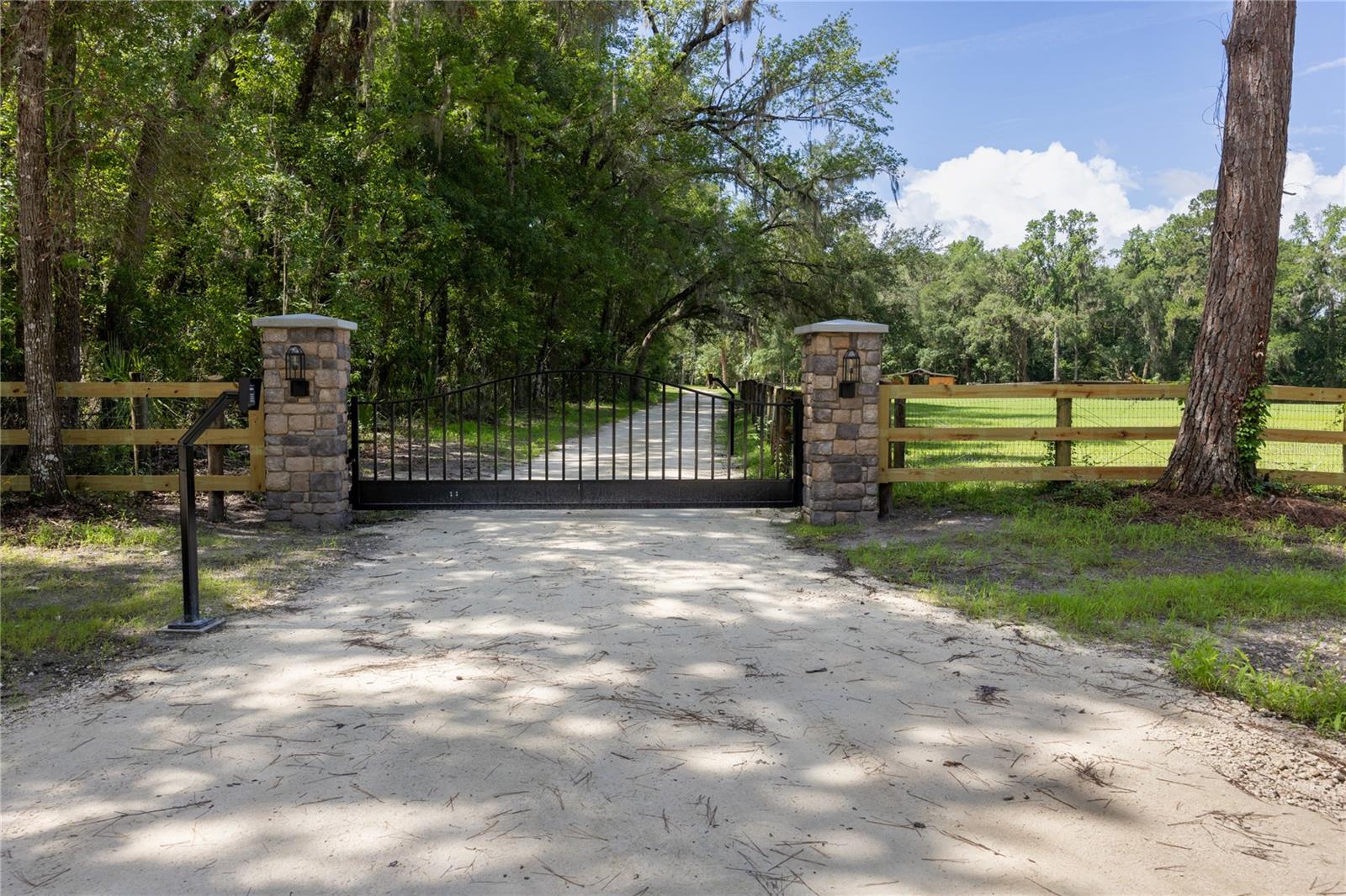 Single Family Residence in WILLISTON, FL - Daniel Dourado