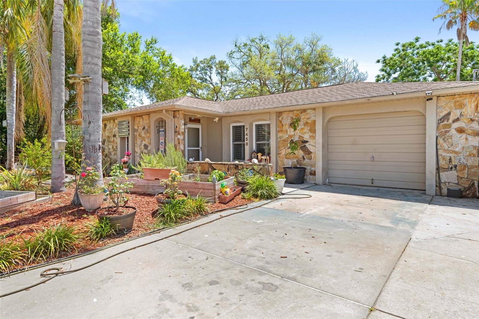 Single Family Residence in SPRING HILL, FL - Daniel Dourado