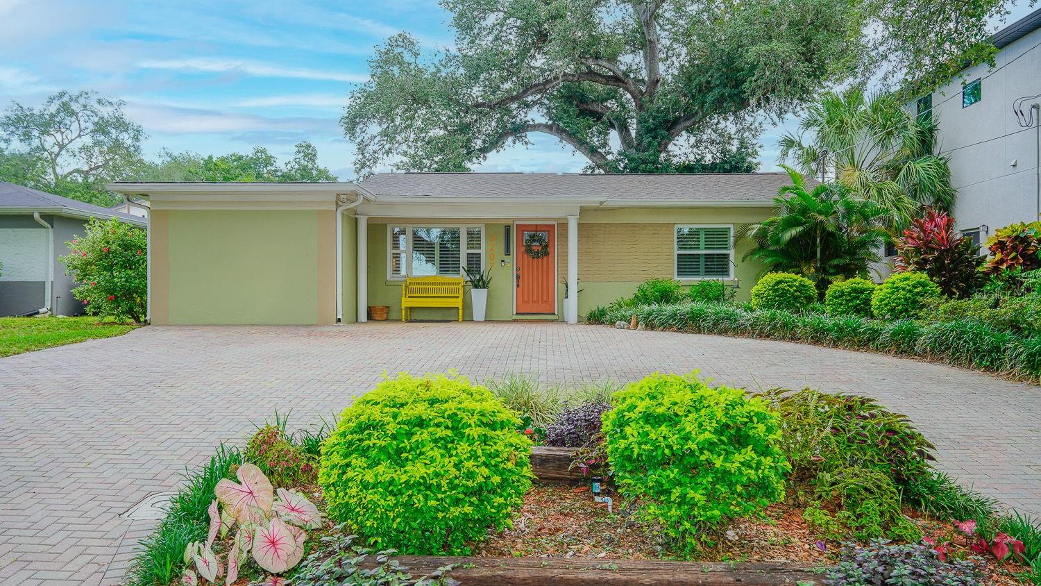 Single Family Residence in TAMPA, FL - Daniel Dourado