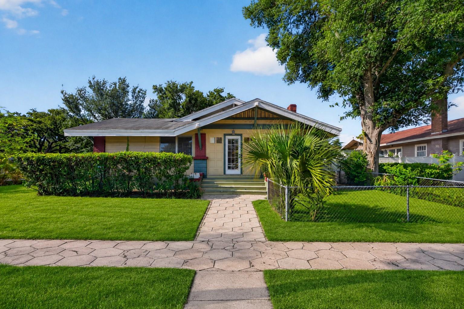Single Family Residence in ST PETERSBURG, FL - Daniel Dourado