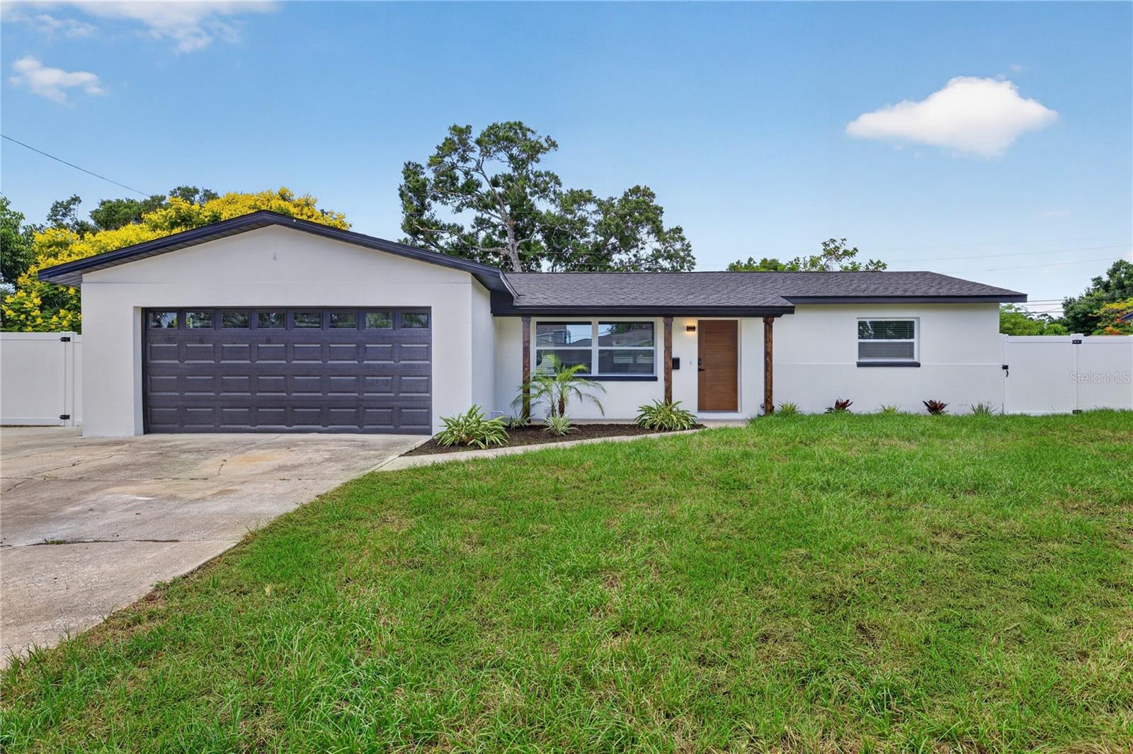 Single Family Residence in ST PETERSBURG, FL - Daniel Dourado