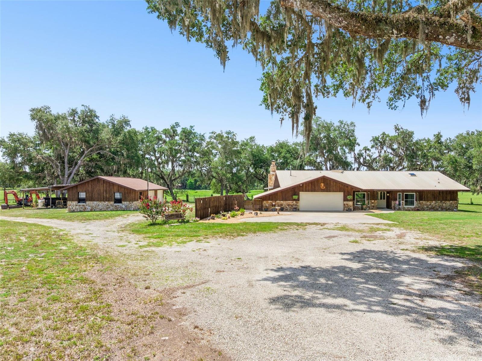 Single Family Residence in INVERNESS, FL - Daniel Dourado