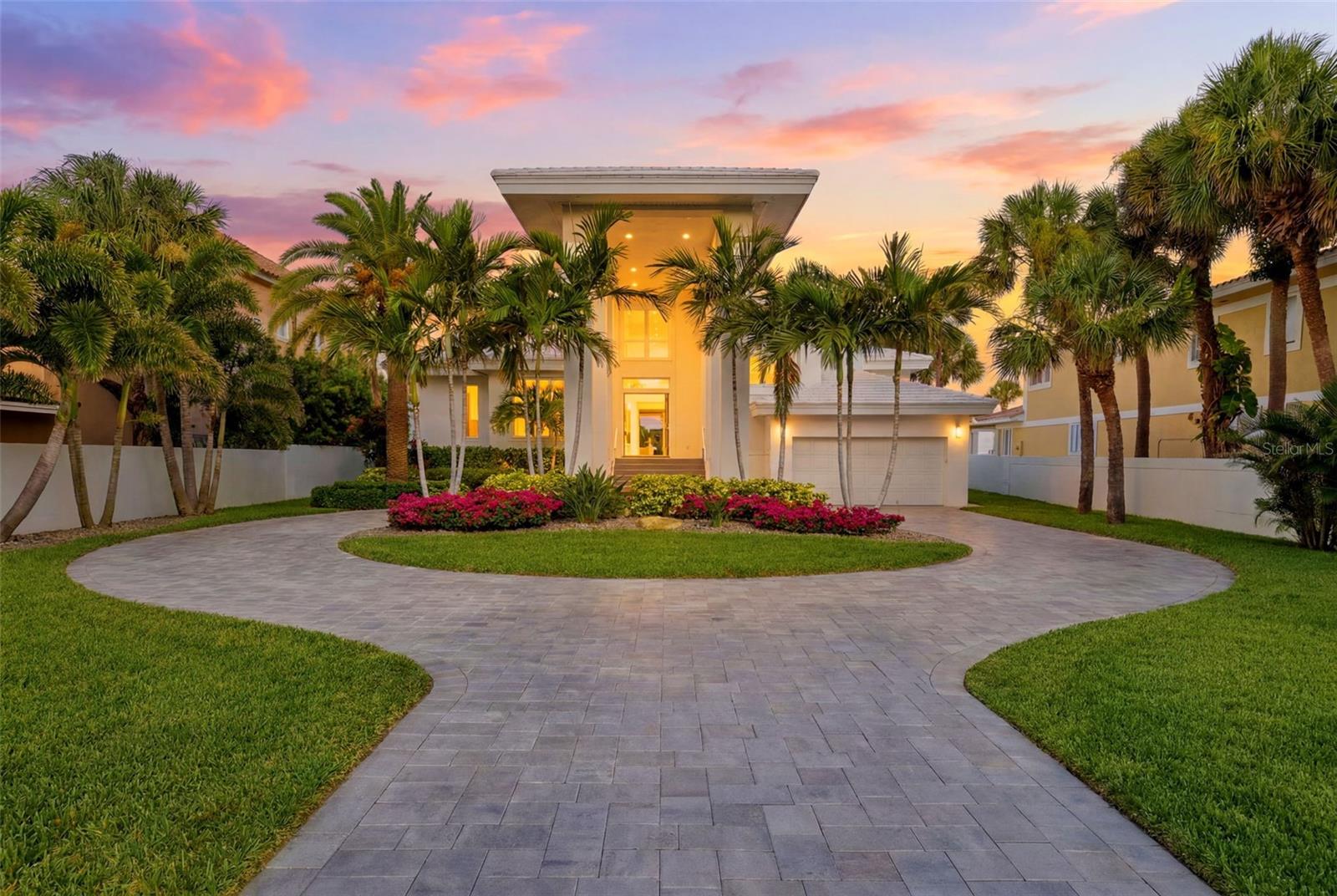Single Family Residence in BELLEAIR BEACH, FL - Daniel Dourado