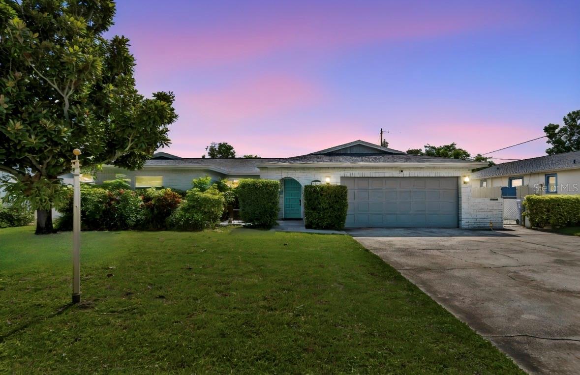 Single Family Residence in ST PETERSBURG, FL - Daniel Dourado