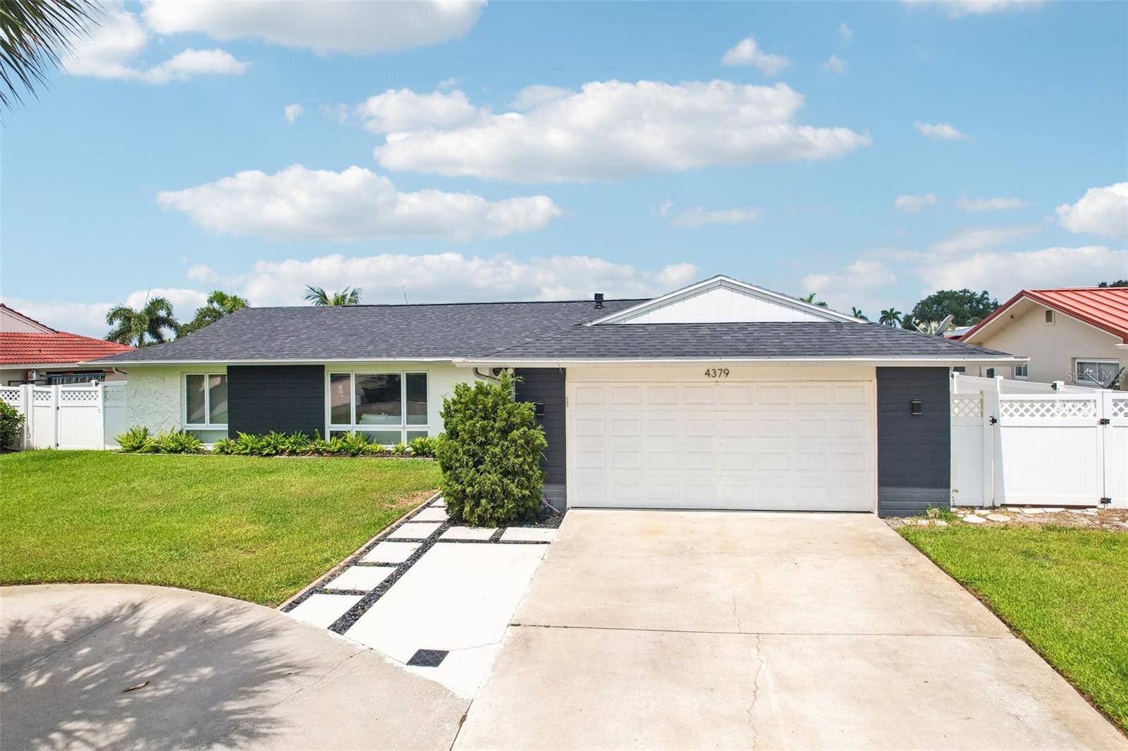 Single Family Residence in ST PETERSBURG, FL - Daniel Dourado