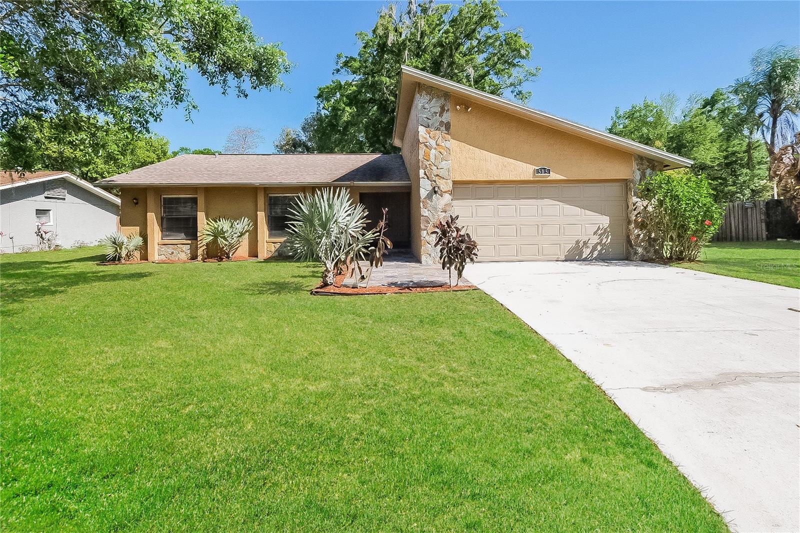Single Family Residence in PLANT CITY, FL - Daniel Dourado