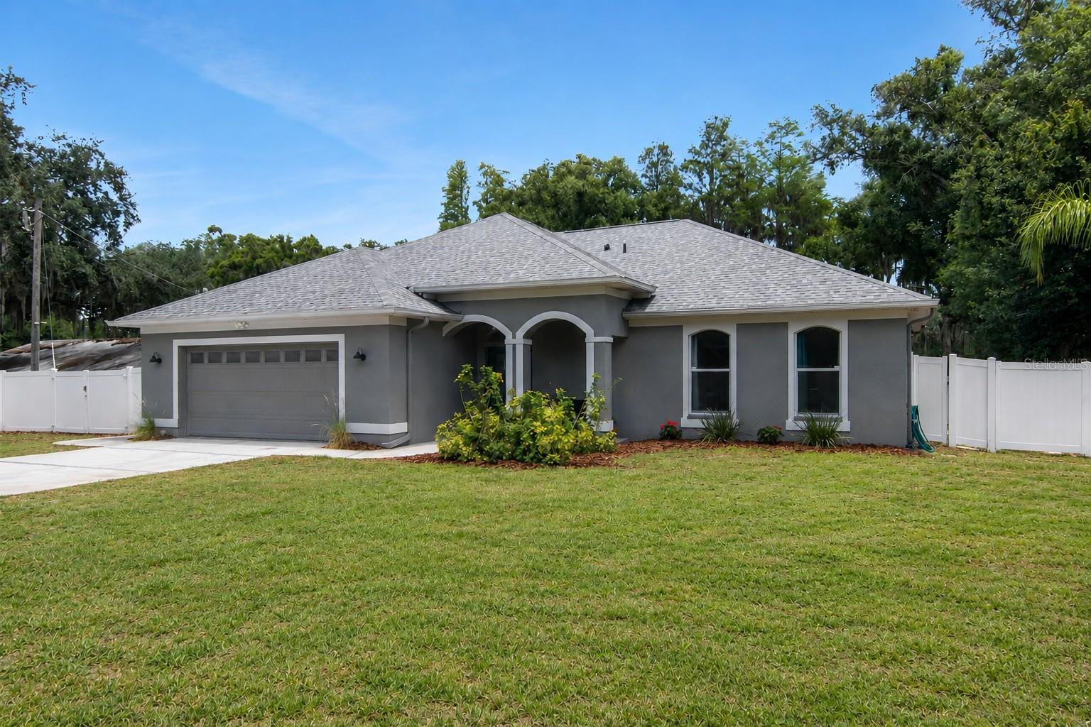 Single Family Residence in LUTZ, FL - Daniel Dourado