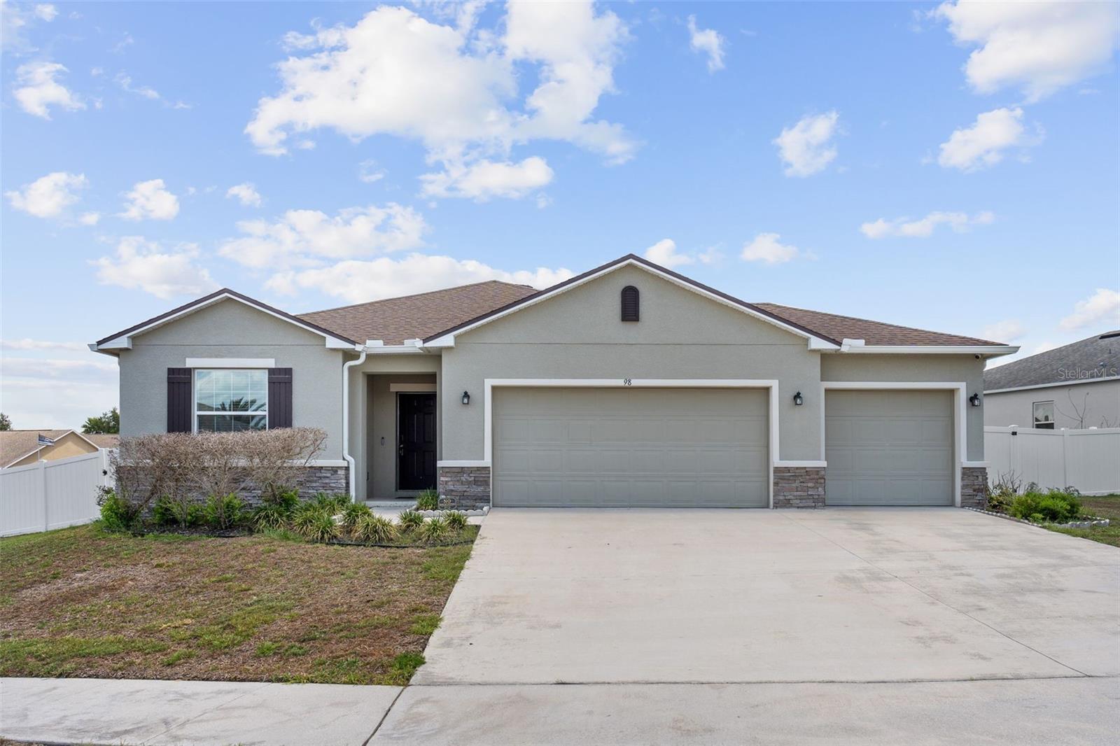 Single Family Residence in GROVELAND, FL - Daniel Dourado