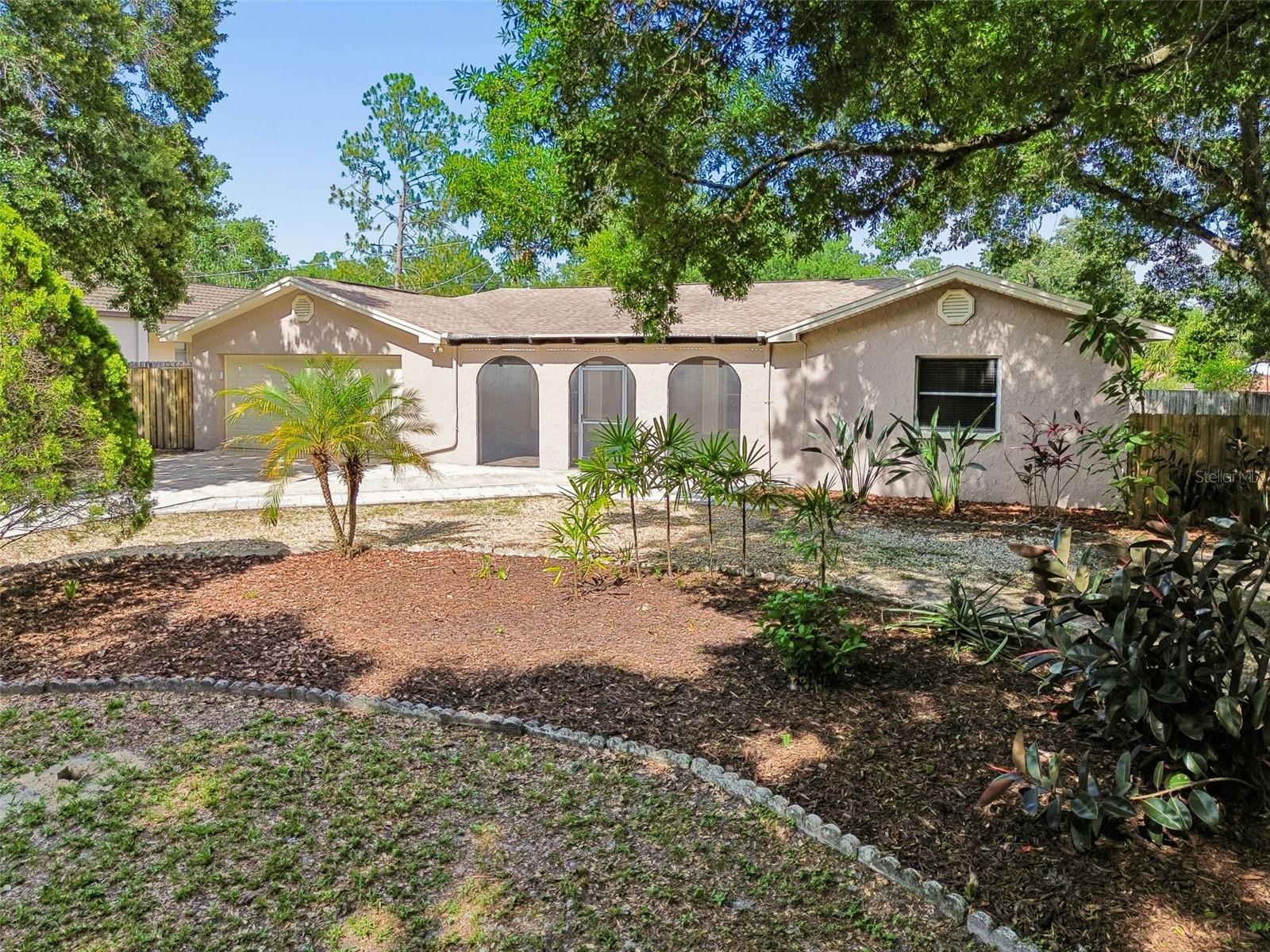 Single Family Residence in TEMPLE TERRACE, FL - Daniel Dourado