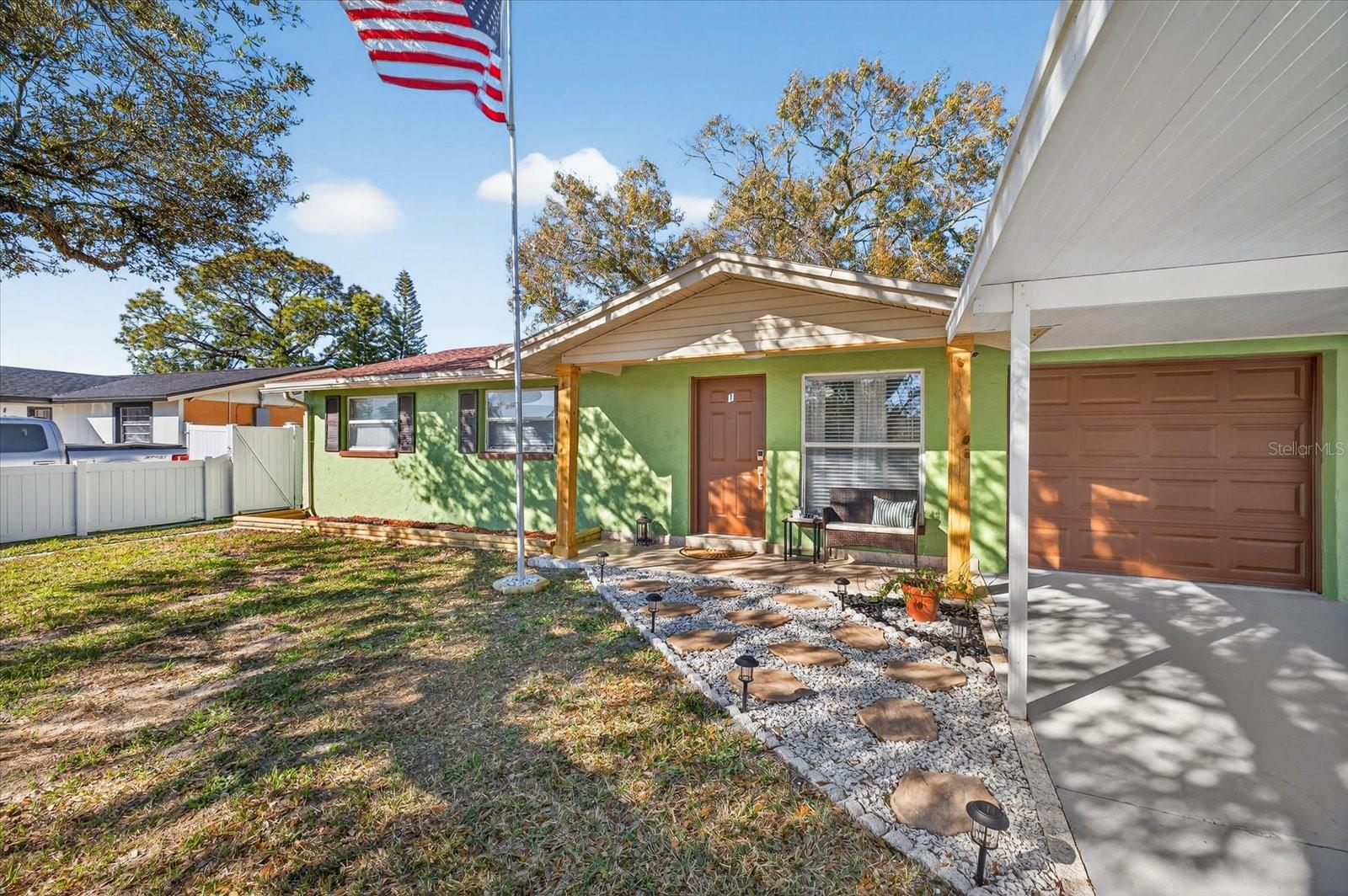 Single Family Residence in TAMPA, FL - Daniel Dourado
