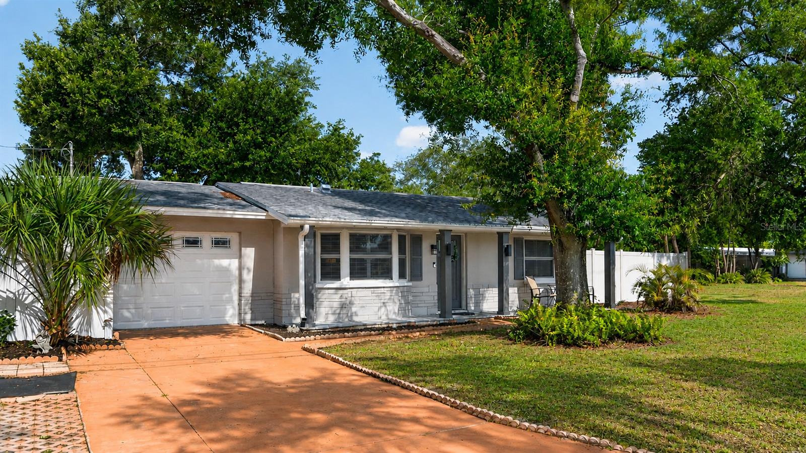 Single Family Residence in ST PETERSBURG, FL - Daniel Dourado
