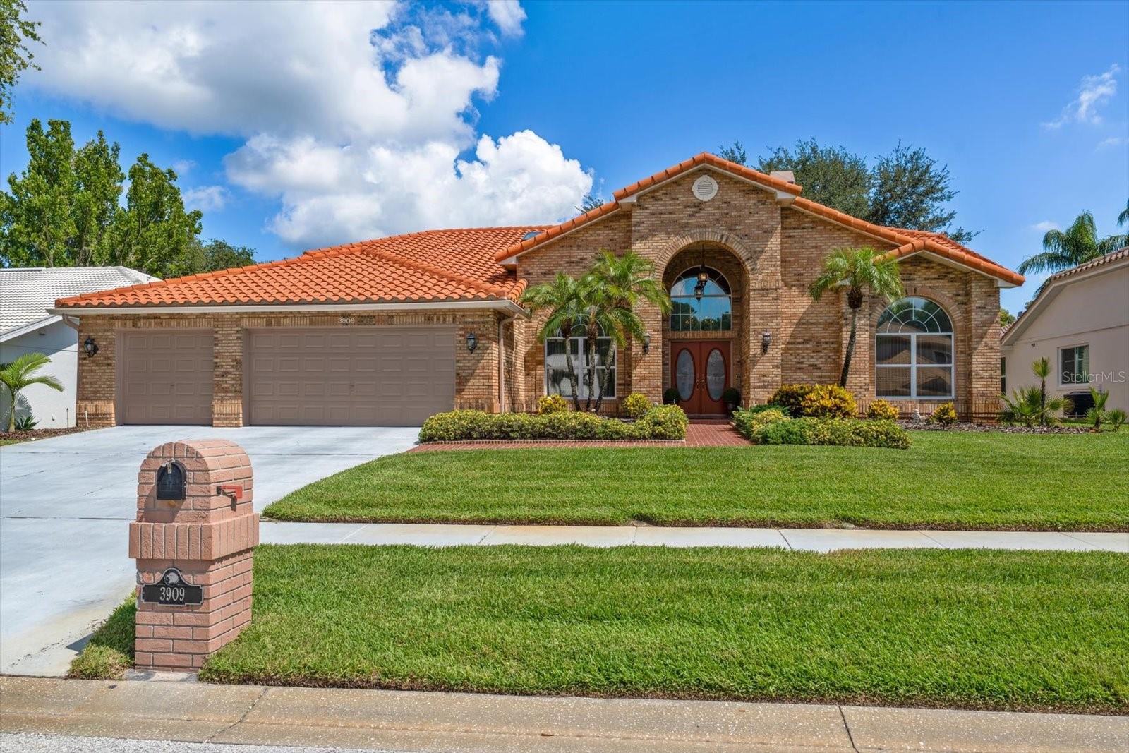 Single Family Residence in PALM HARBOR, FL - Daniel Dourado