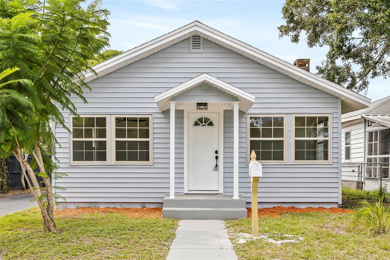 Single Family Residence in ST PETERSBURG, FL - Daniel Dourado